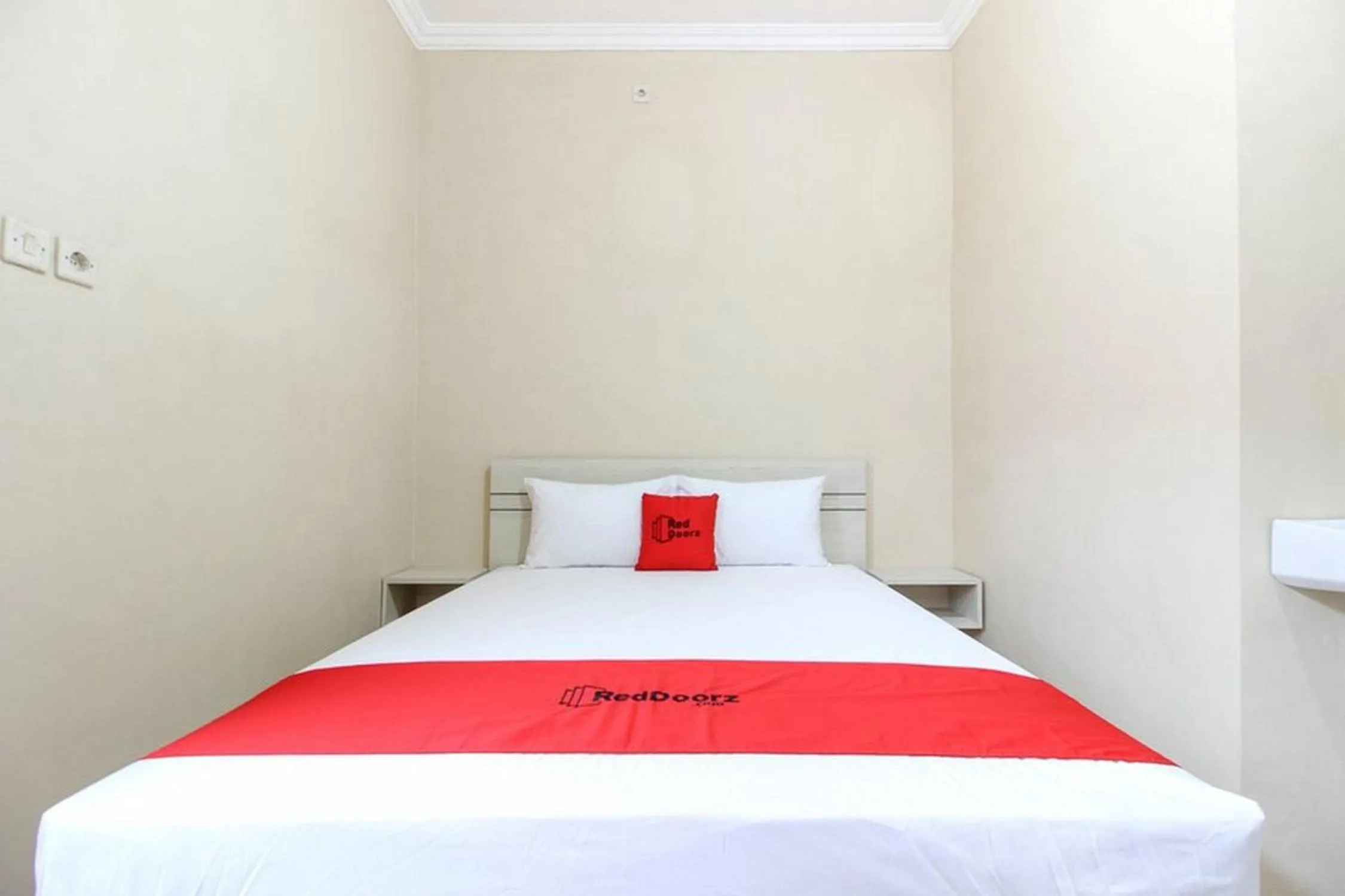 Bedroom, Bed in RedDoorz near Balekambang City Park