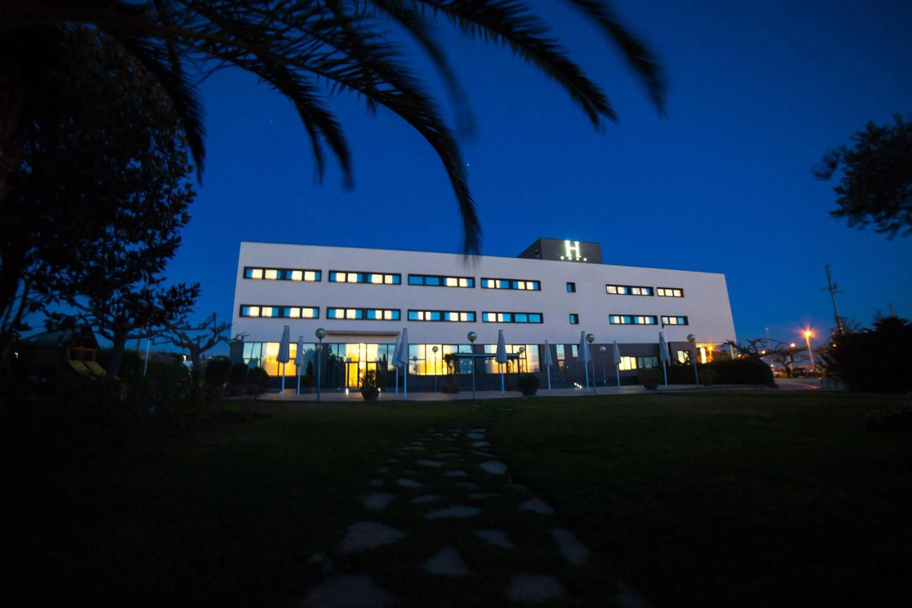 Facade/entrance in Brea's Hotel