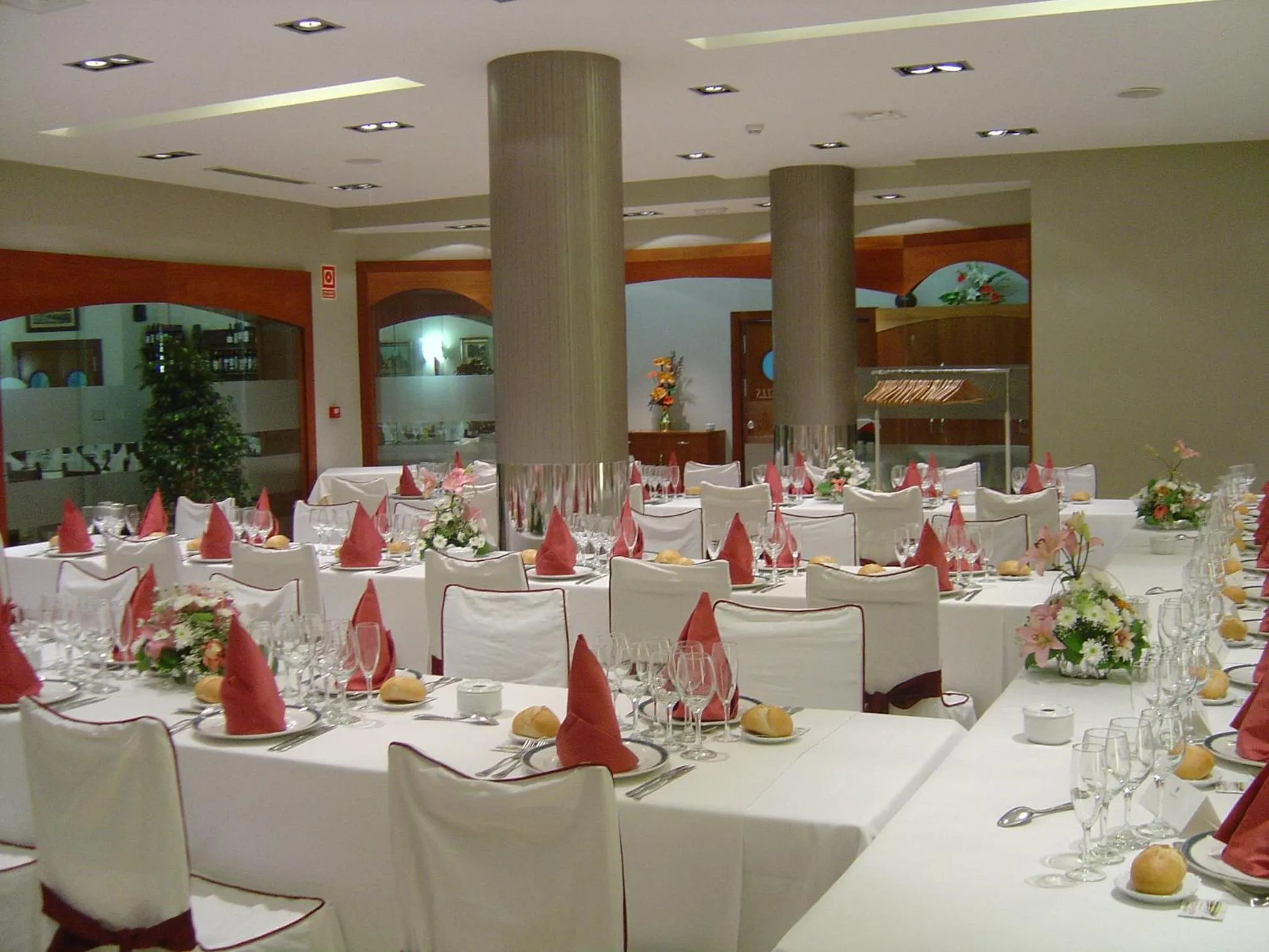 Restaurant/places to eat in Brea's Hotel