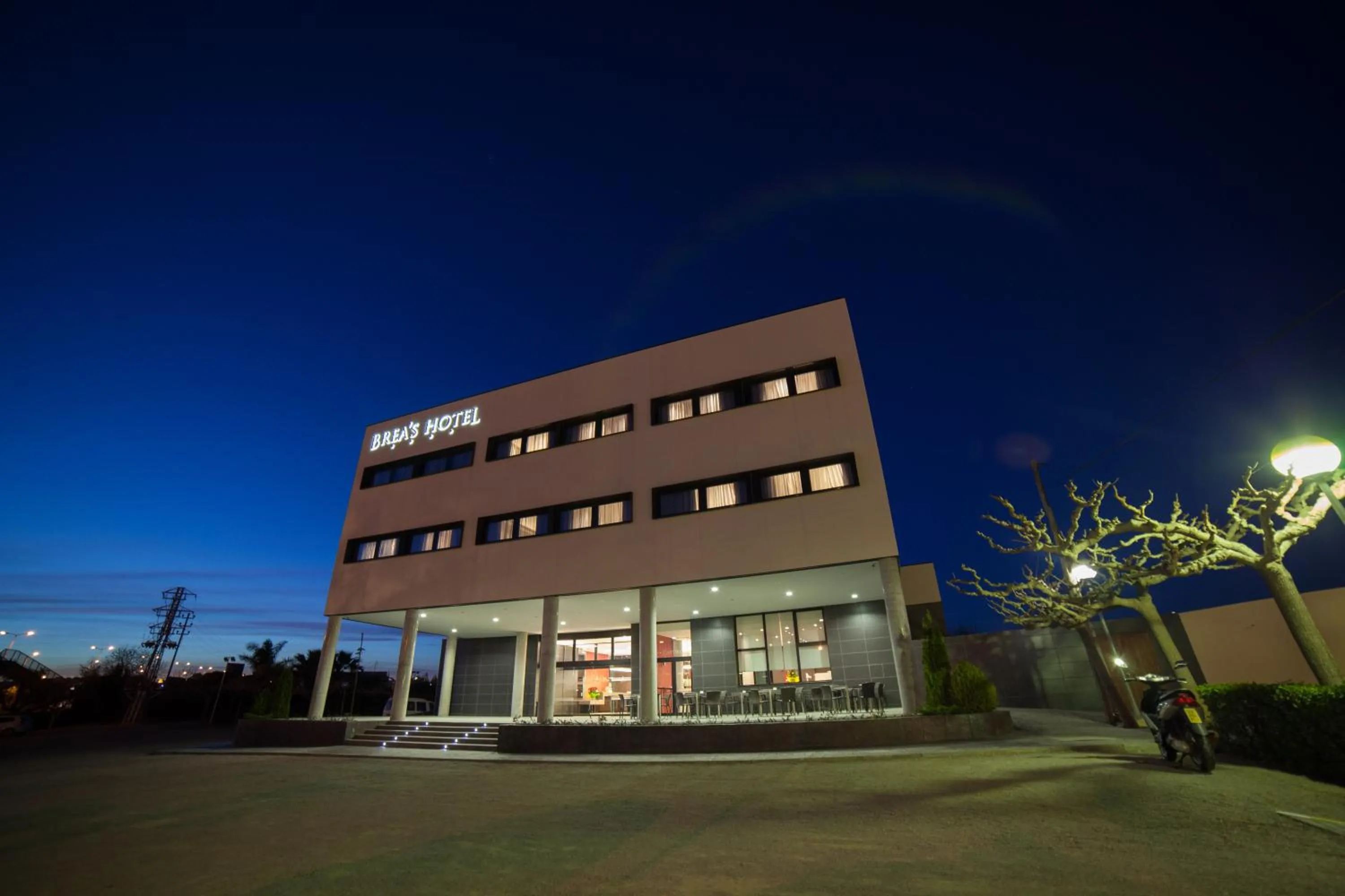 Facade/entrance in Brea's Hotel