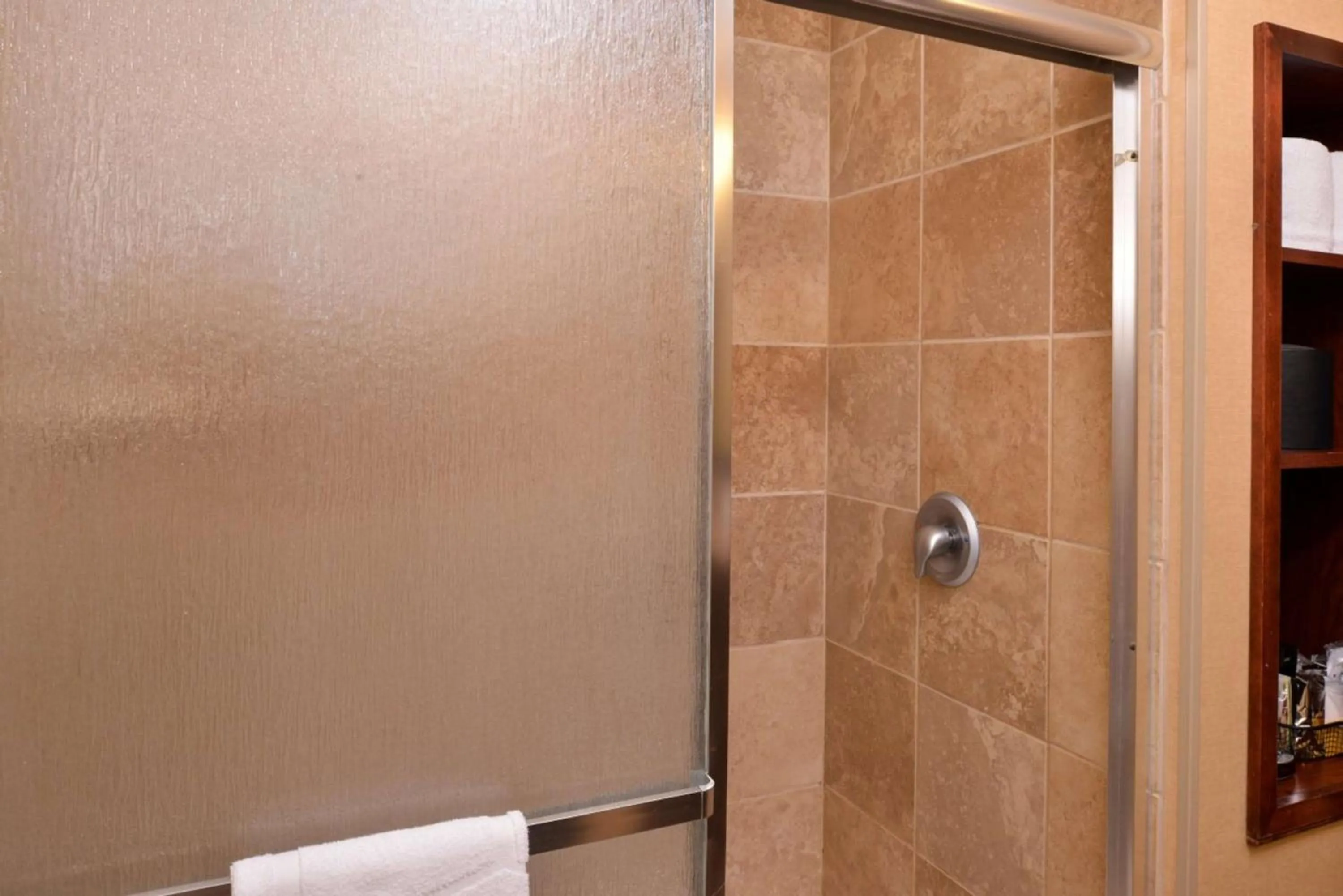 Bathroom in Hampton By Hilton Lincoln