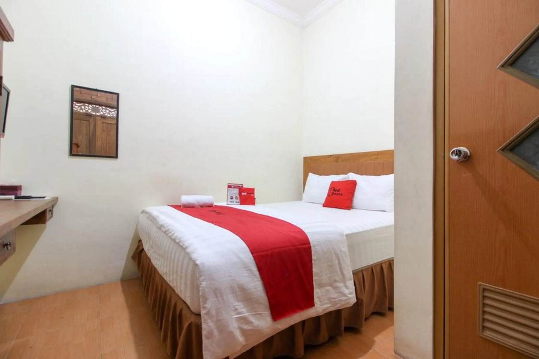 Bedroom, Bed in RedDoorz near AMIKOM Yogyakarta 2