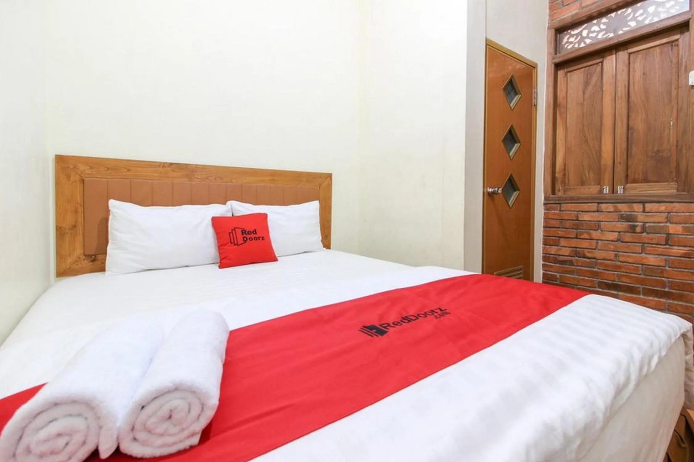 Bedroom, Bed in RedDoorz near AMIKOM Yogyakarta 2