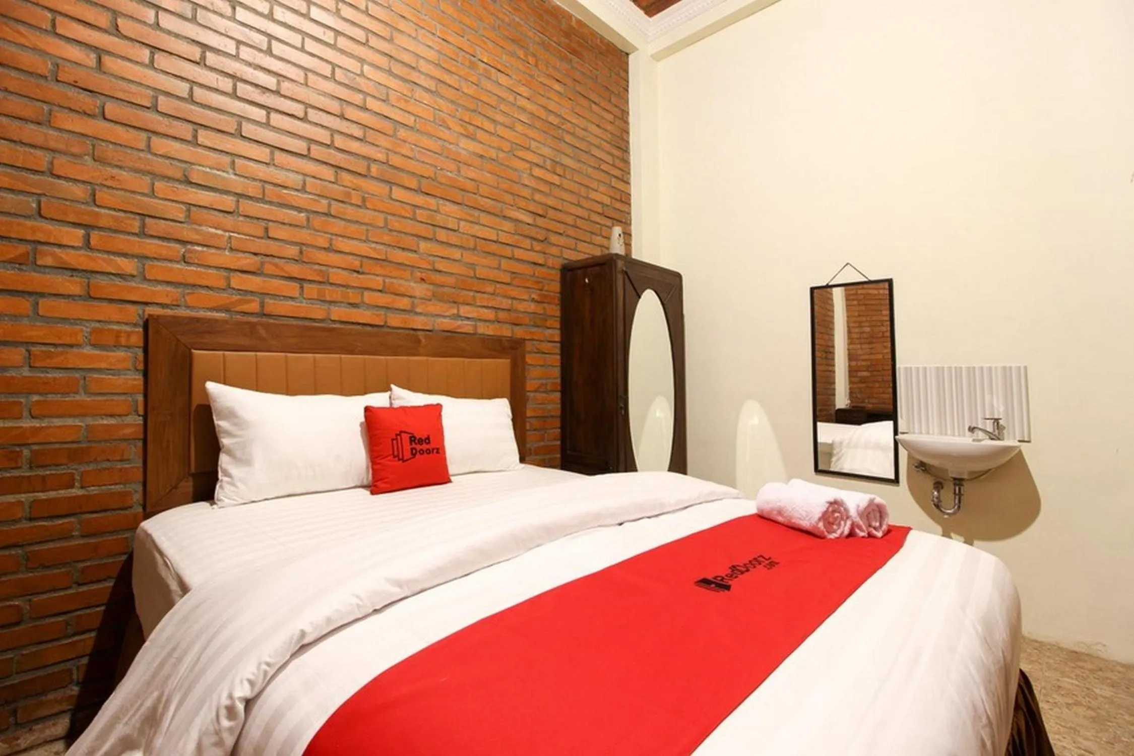 Bedroom, Bed in RedDoorz near AMIKOM Yogyakarta 2