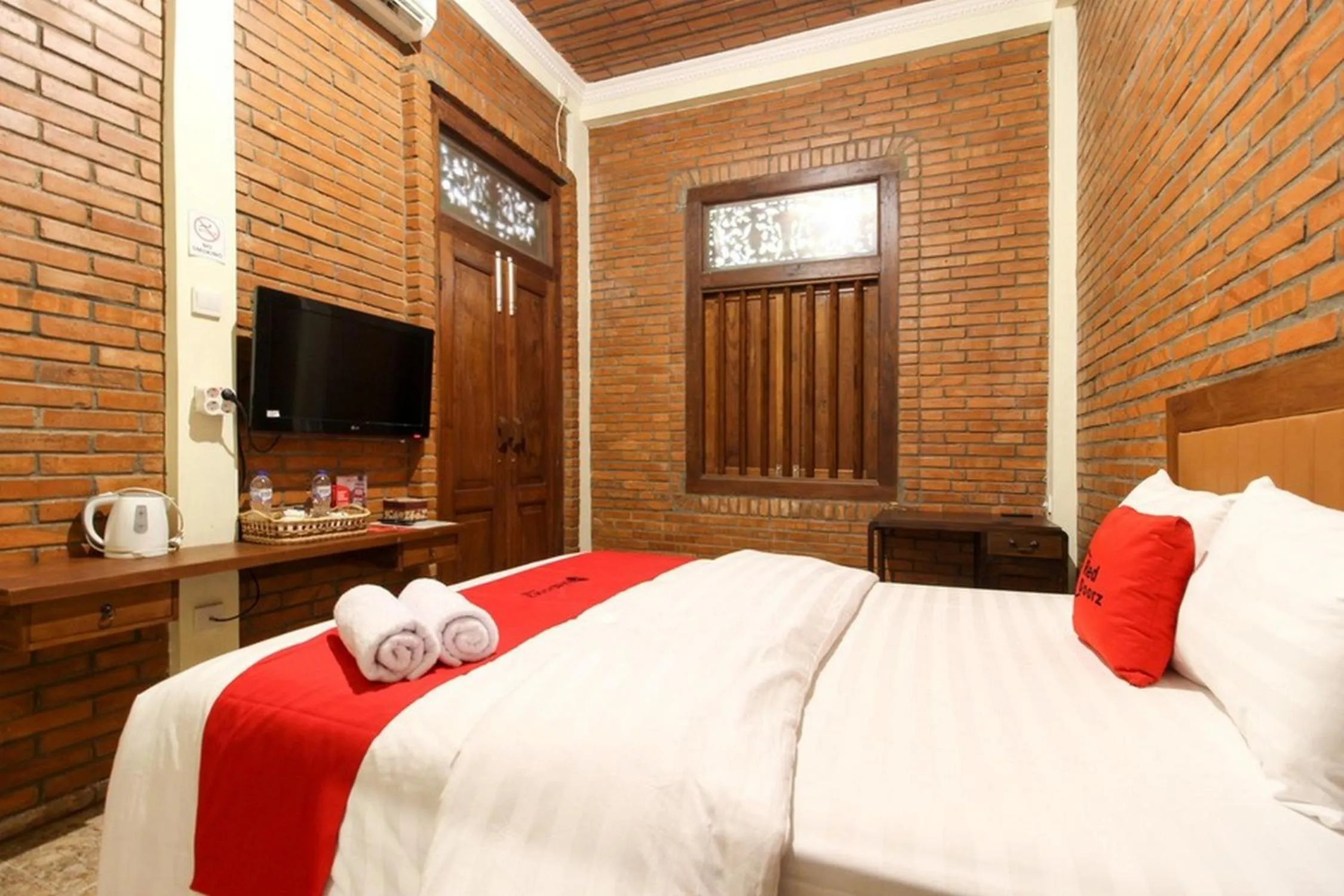 Bedroom, Bed in RedDoorz near AMIKOM Yogyakarta 2