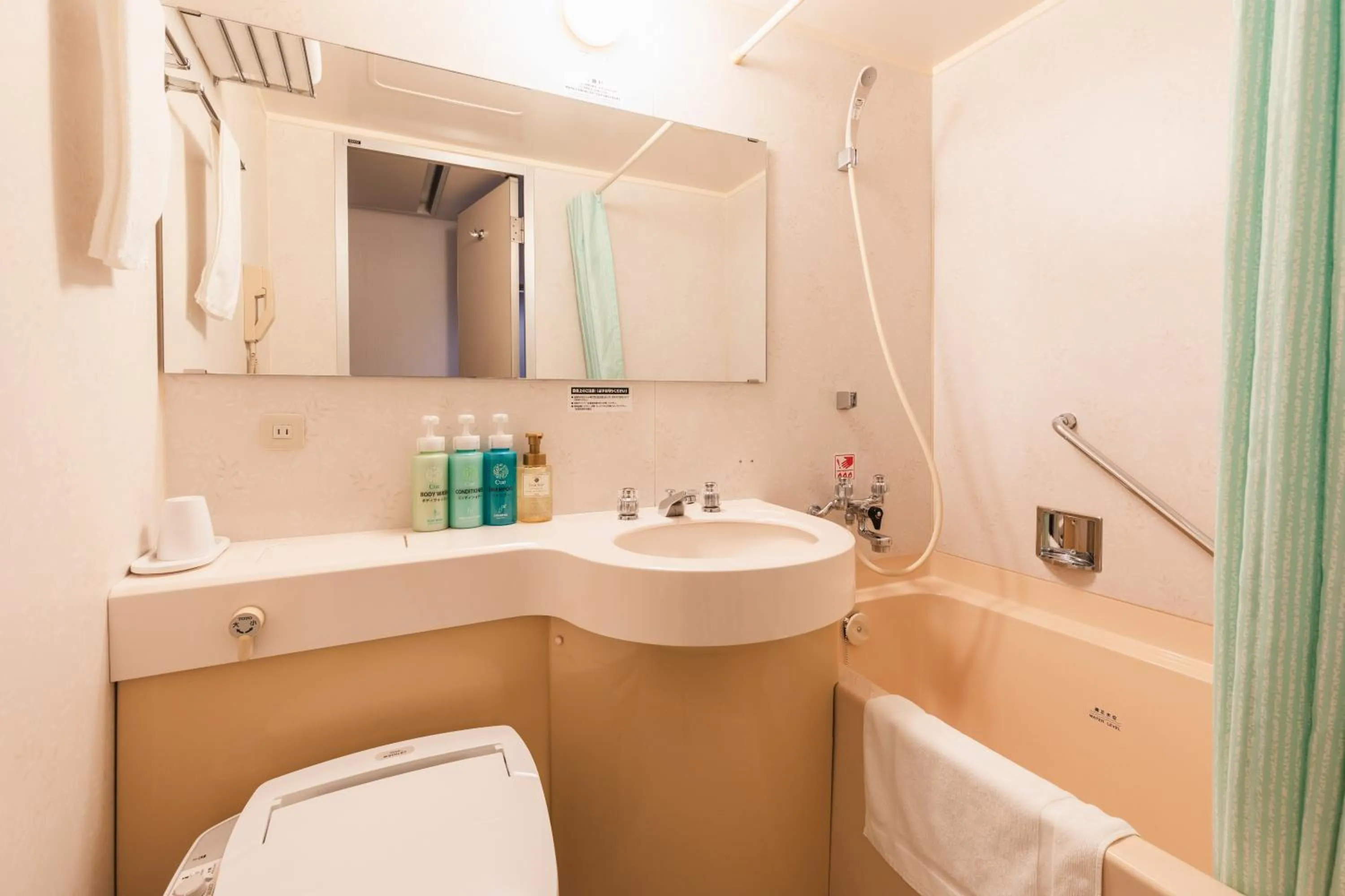 Shower in Hotel Sunroute Niigata