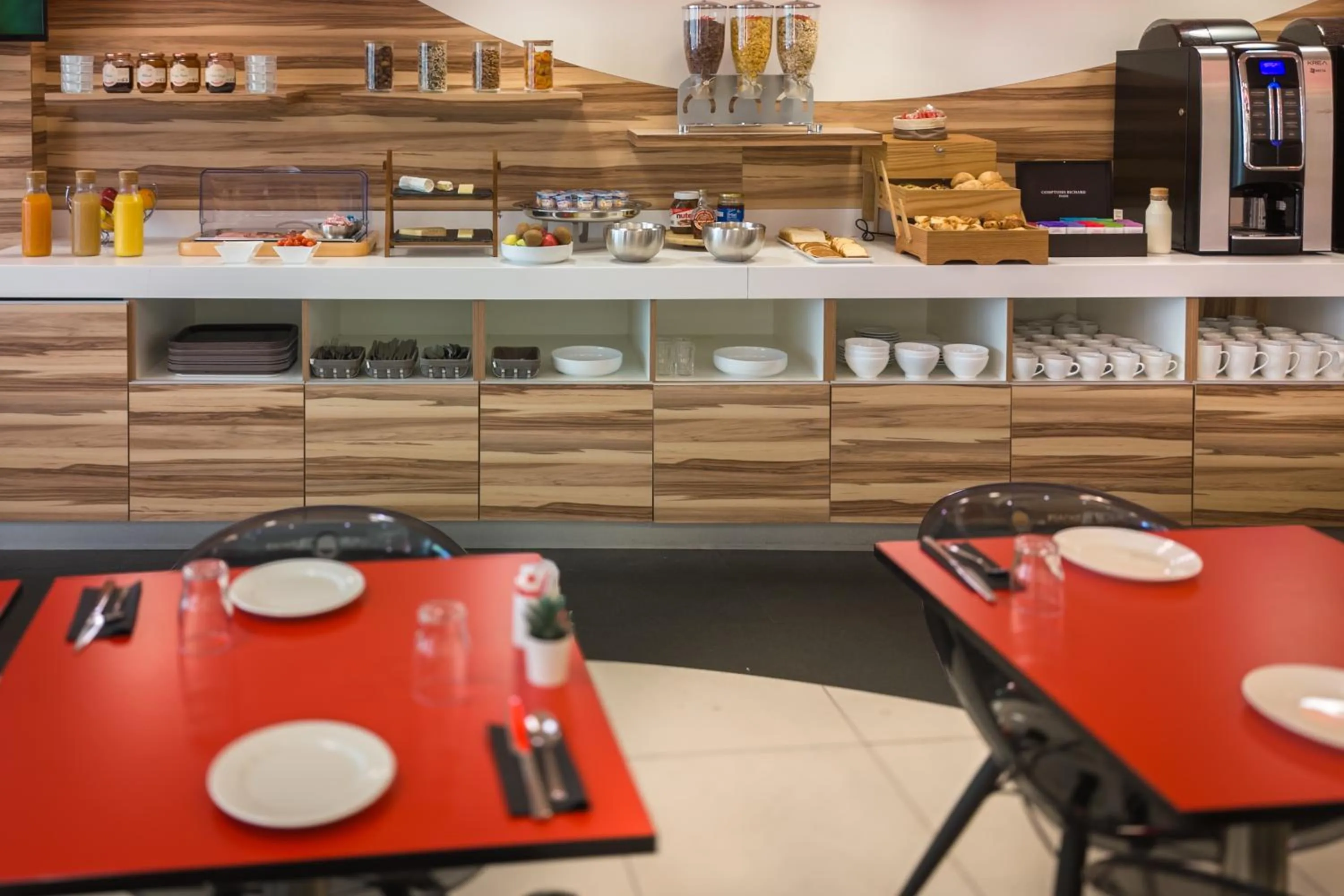 Buffet breakfast in Nemea Appart Hotel Concorde Toulouse Gare Matabiau