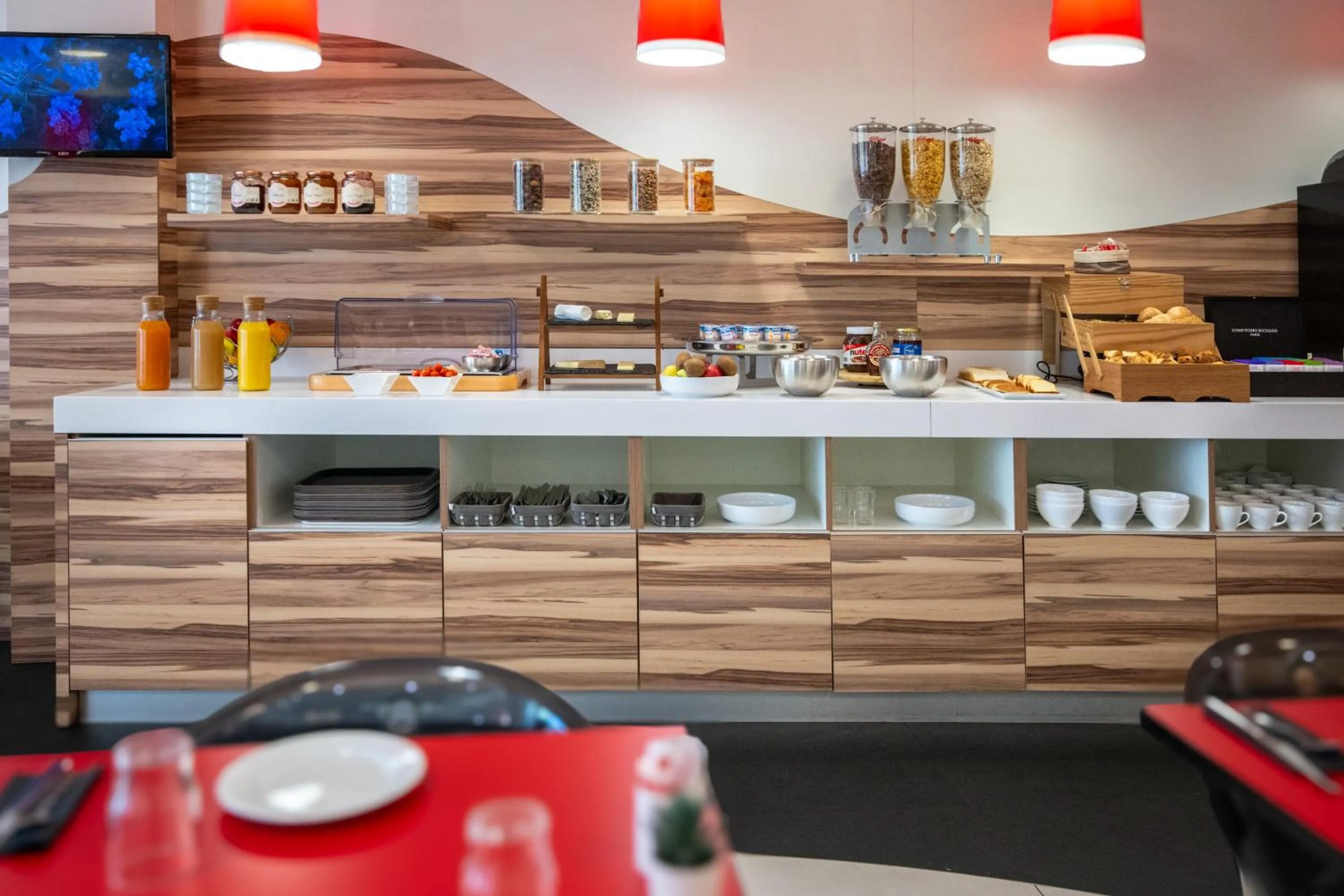 Buffet breakfast in Nemea Appart Hotel Concorde Toulouse Gare Matabiau