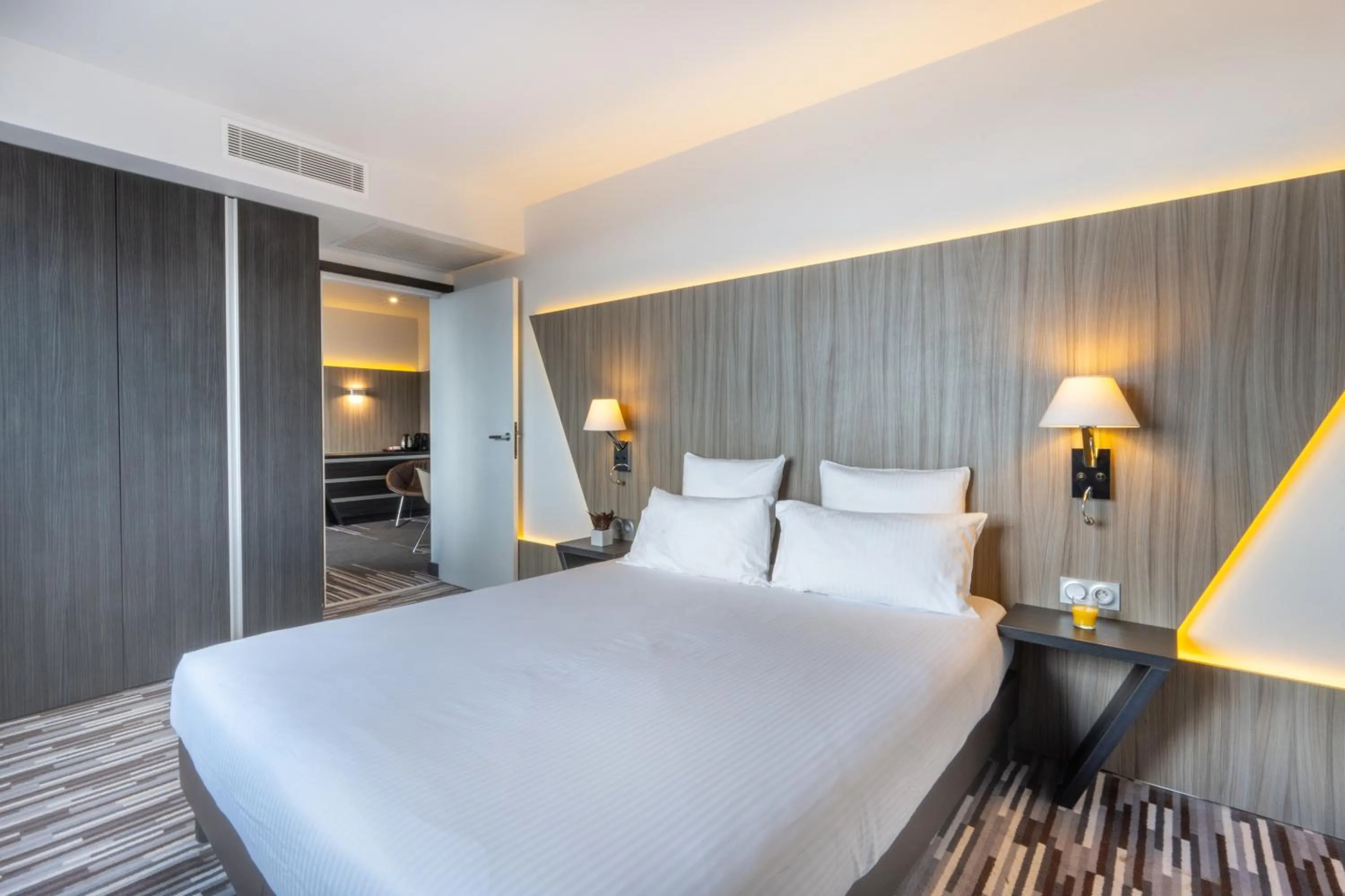 Bedroom, Bed in Nemea Appart Hotel Concorde Toulouse Gare Matabiau