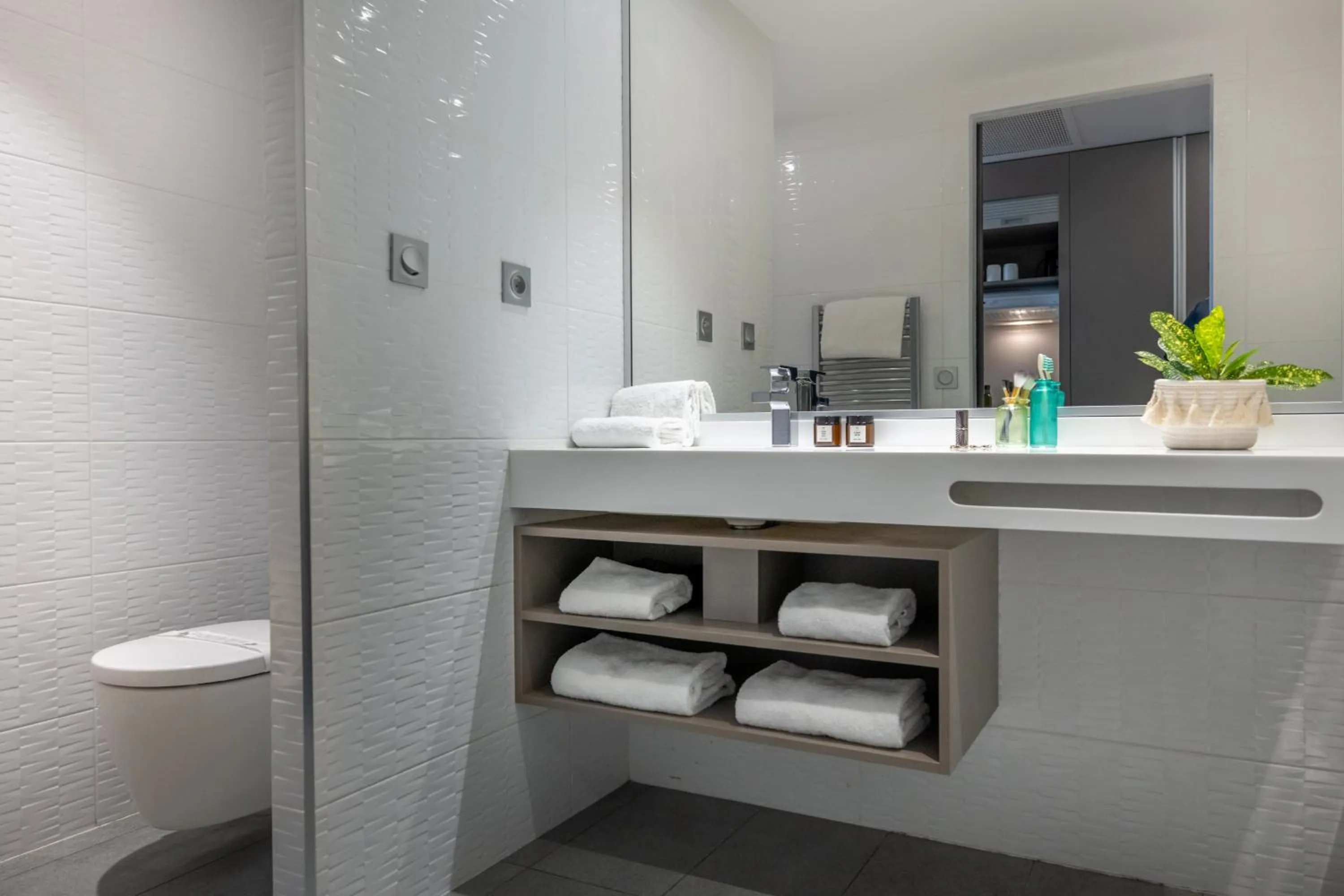 Bathroom in Nemea Appart Hotel Concorde Toulouse Gare Matabiau