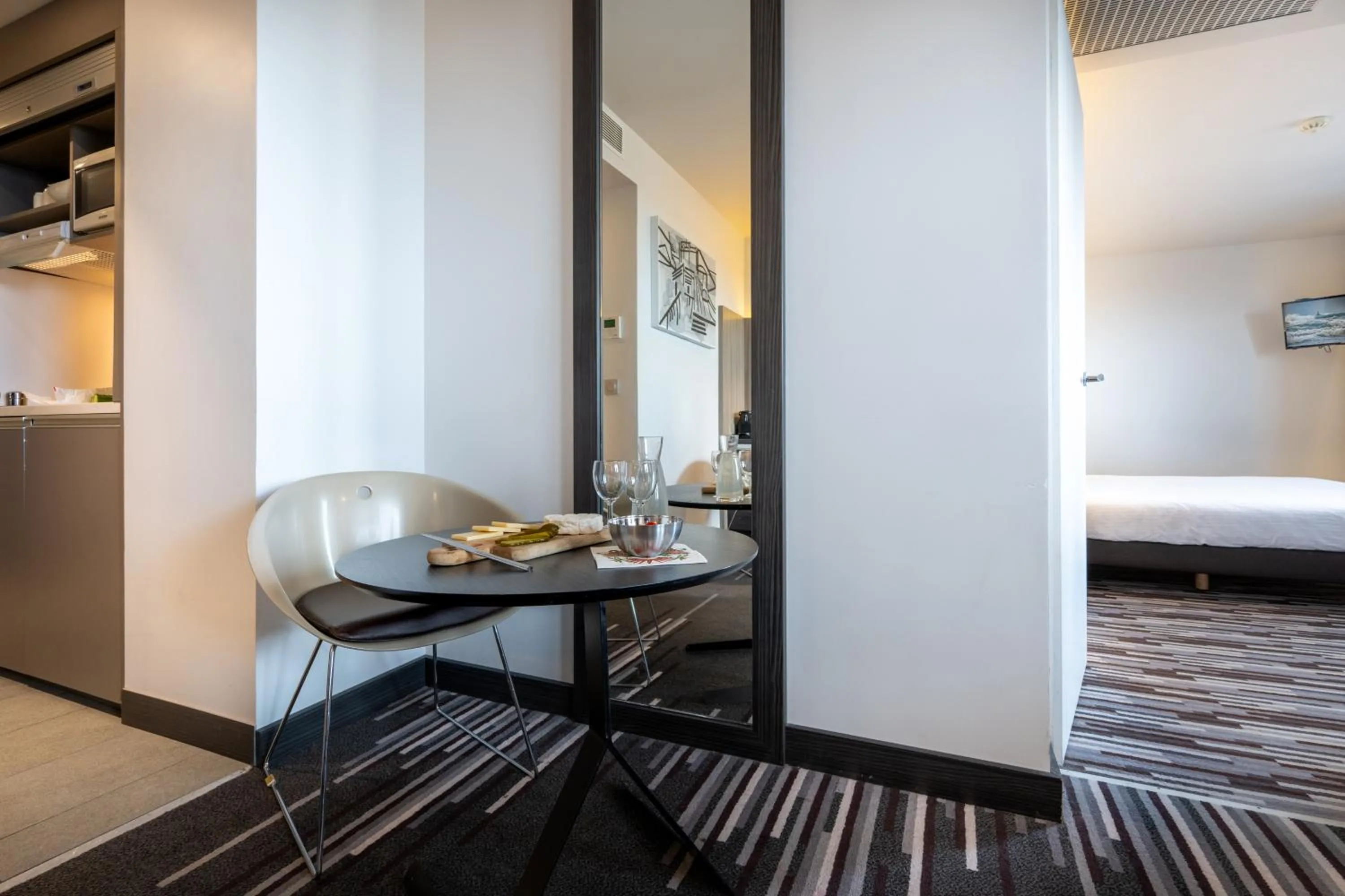 Dining area, Bed in Nemea Appart Hotel Concorde Toulouse Gare Matabiau