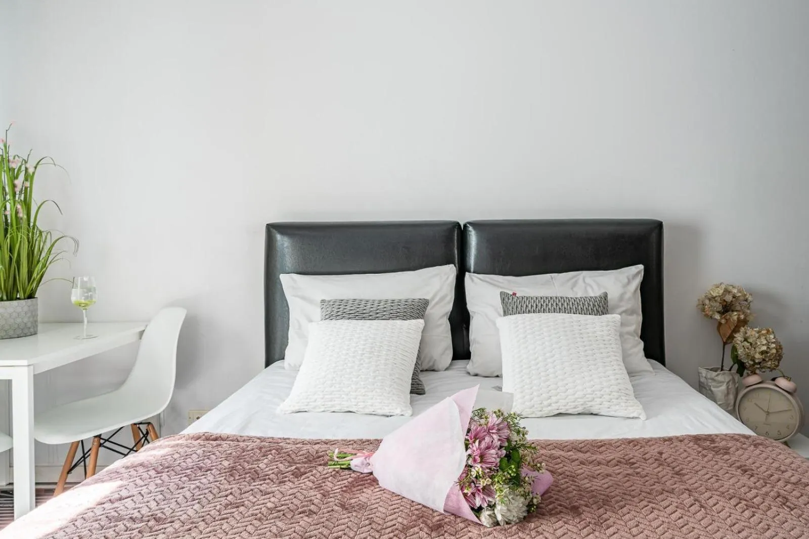 Bed in Art Apart River View Wrocław