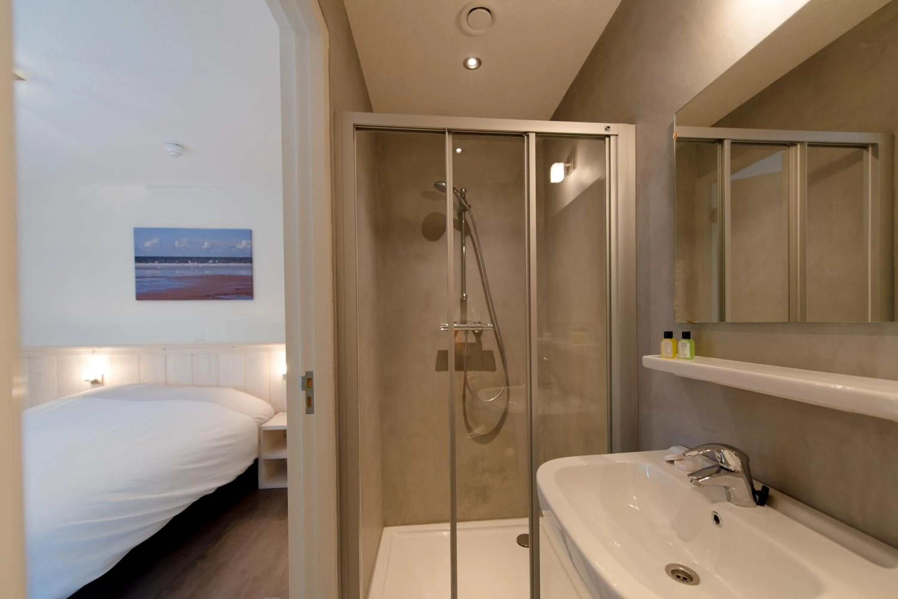 Bathroom, Bed in Hotel Restaurant de Jong