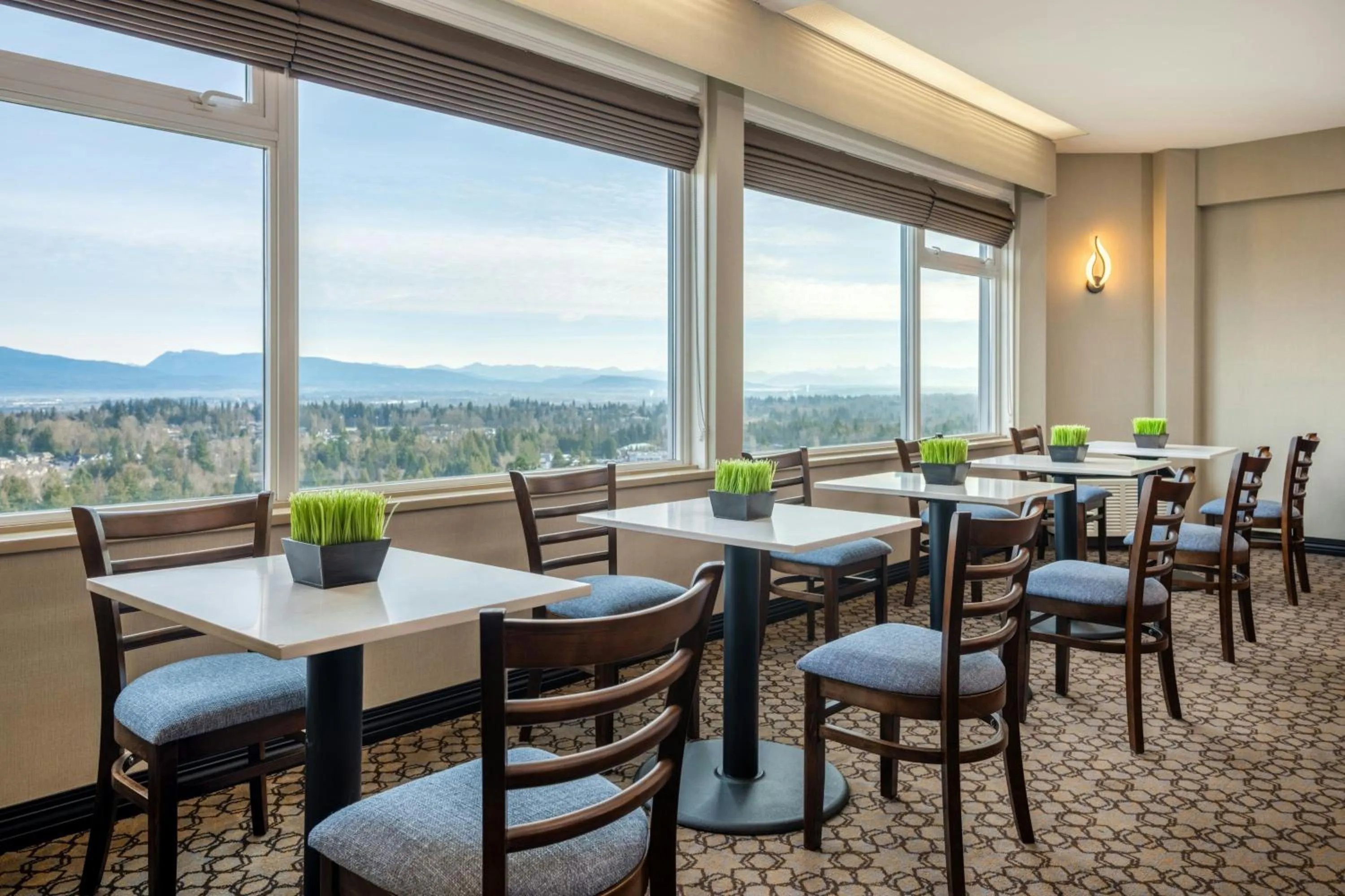 Lounge or bar in Sheraton Vancouver Guildford Hotel