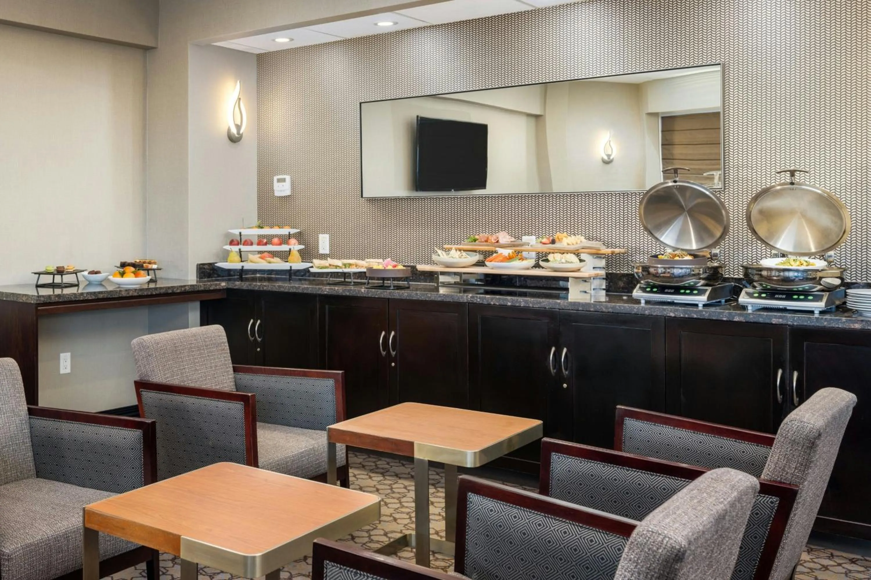 Lounge or bar in Sheraton Vancouver Guildford Hotel