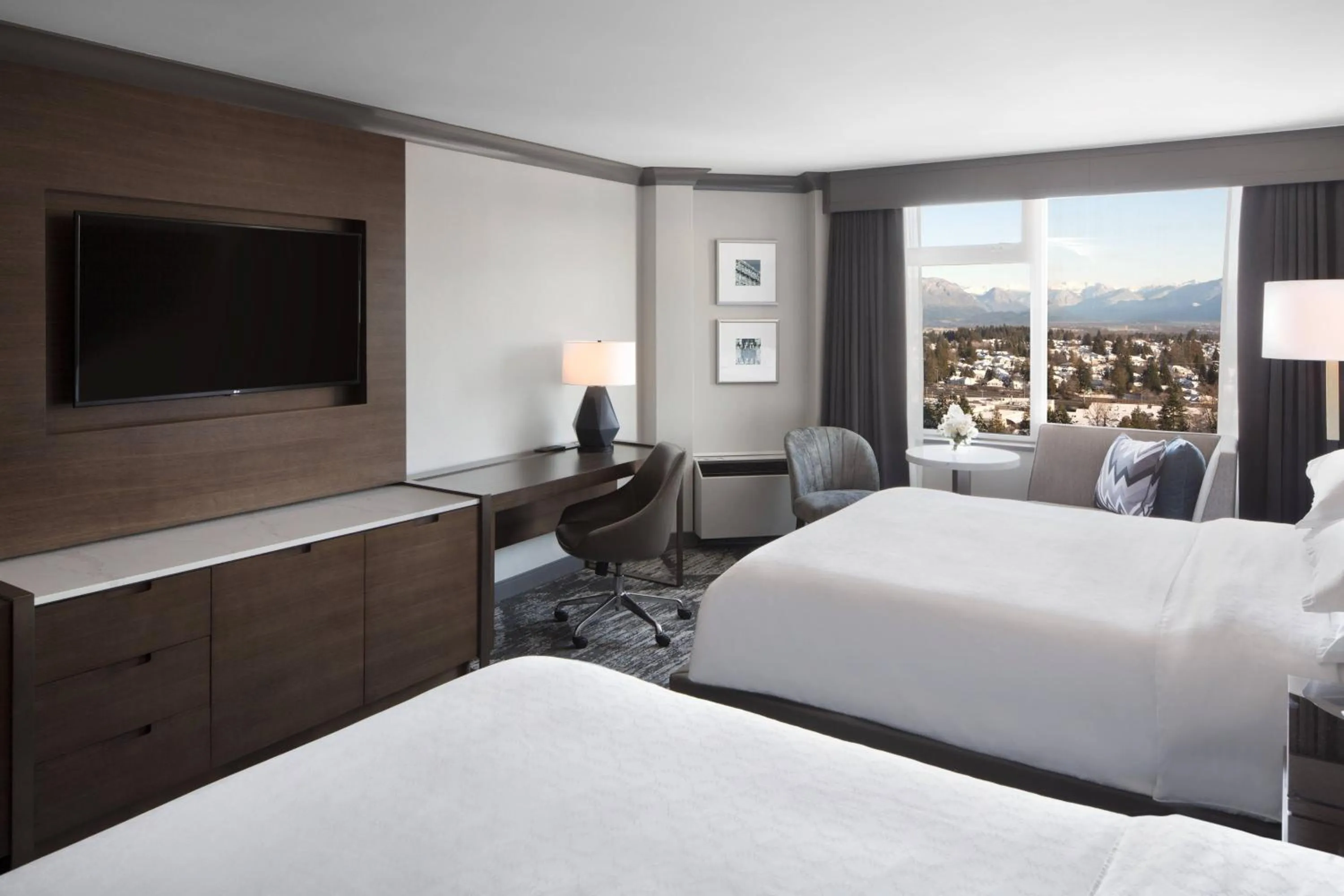 Photo of the whole room, Bed in Sheraton Vancouver Guildford Hotel