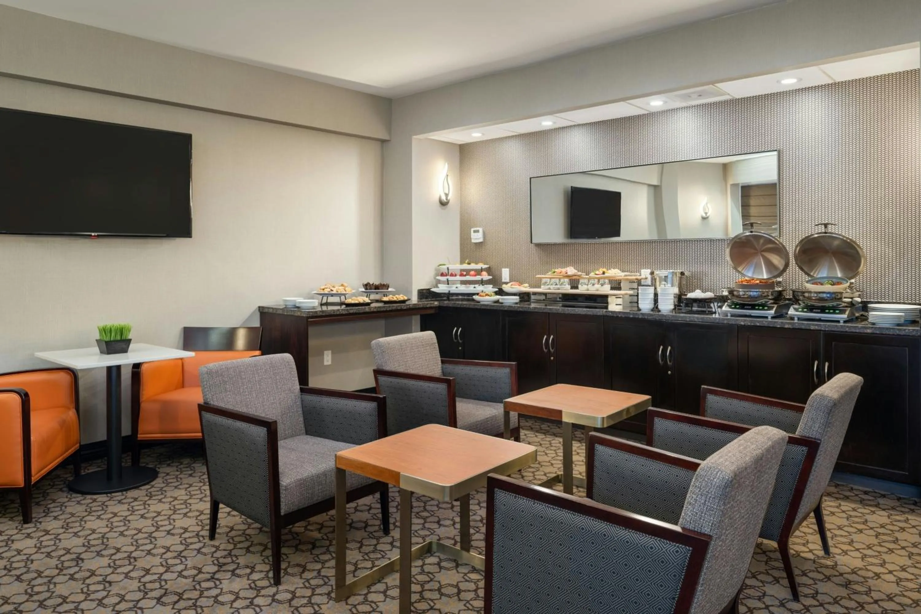 Lounge or bar in Sheraton Vancouver Guildford Hotel