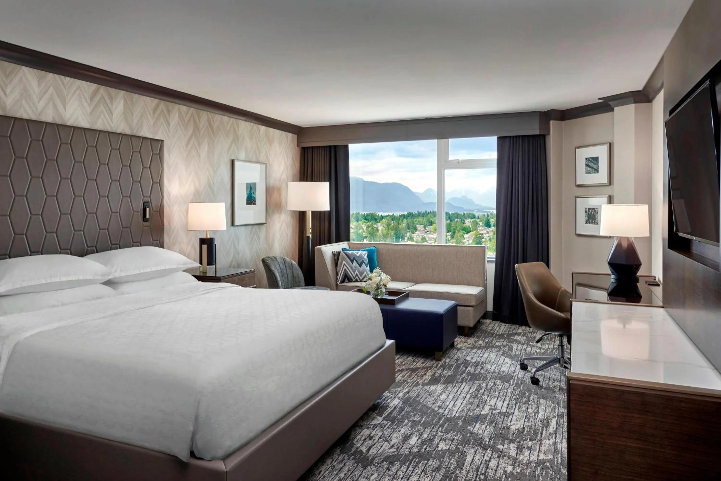 Photo of the whole room, Bed in Sheraton Vancouver Guildford Hotel