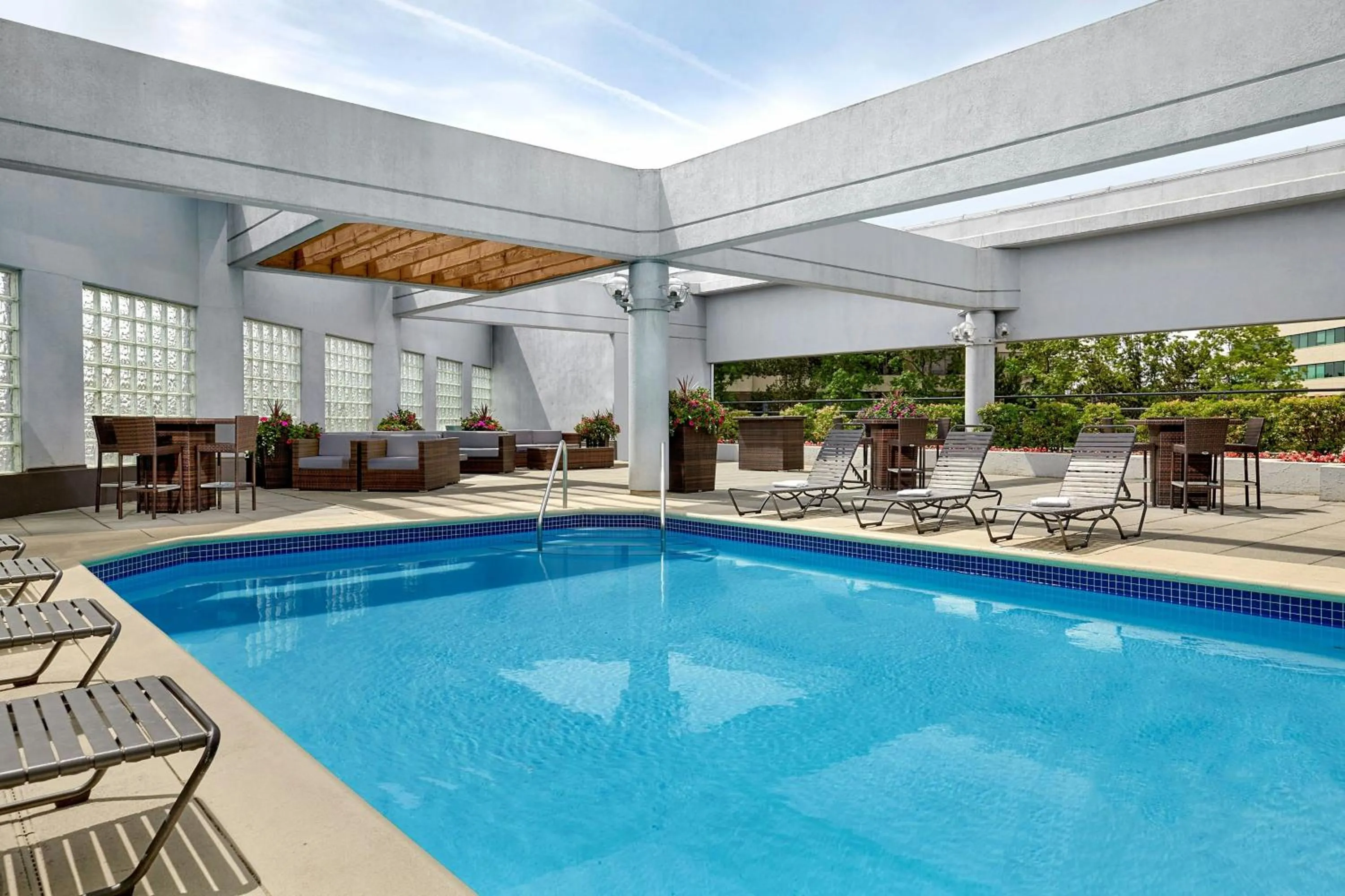 Swimming pool in Sheraton Vancouver Guildford Hotel