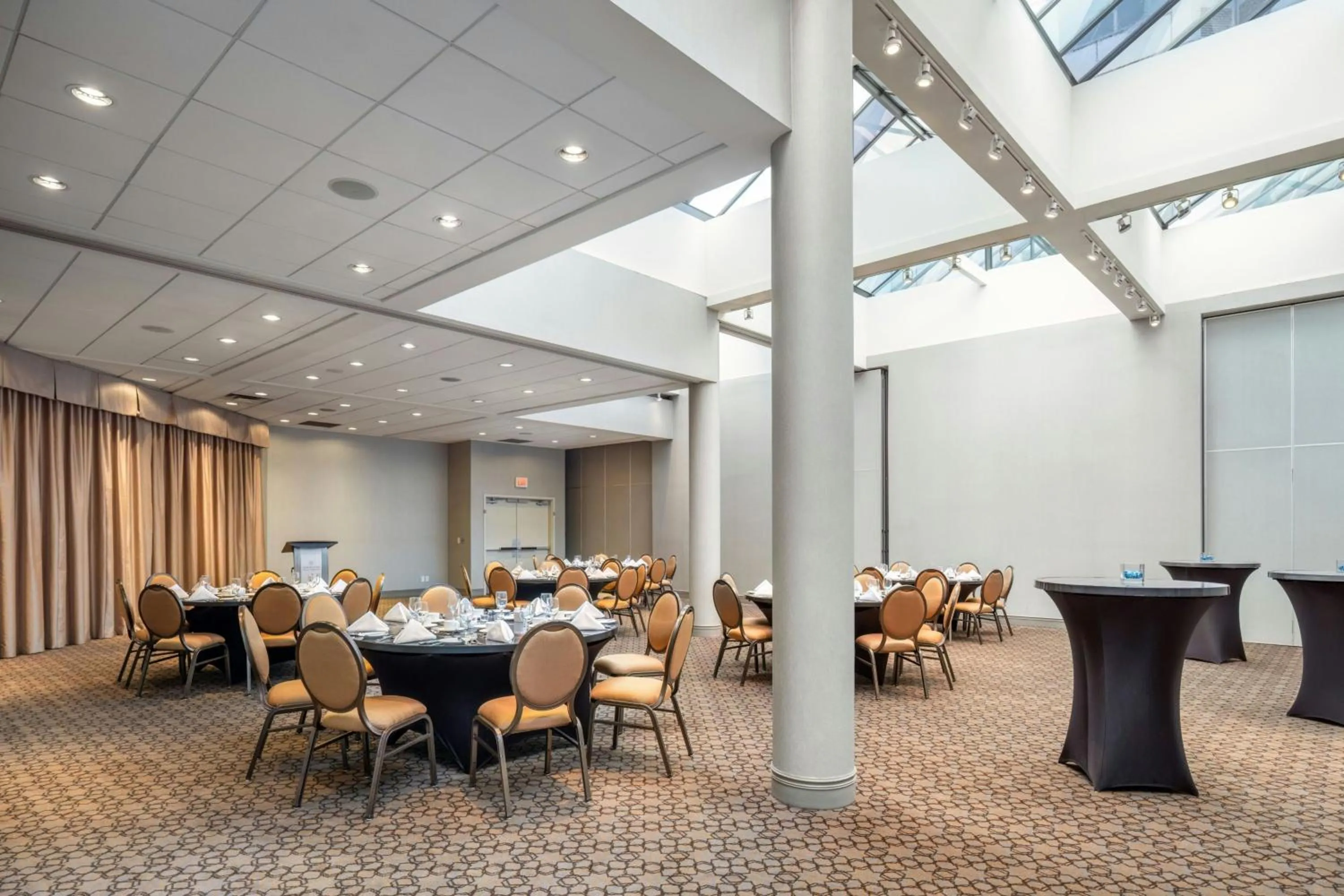 Lounge or bar in Sheraton Vancouver Guildford Hotel