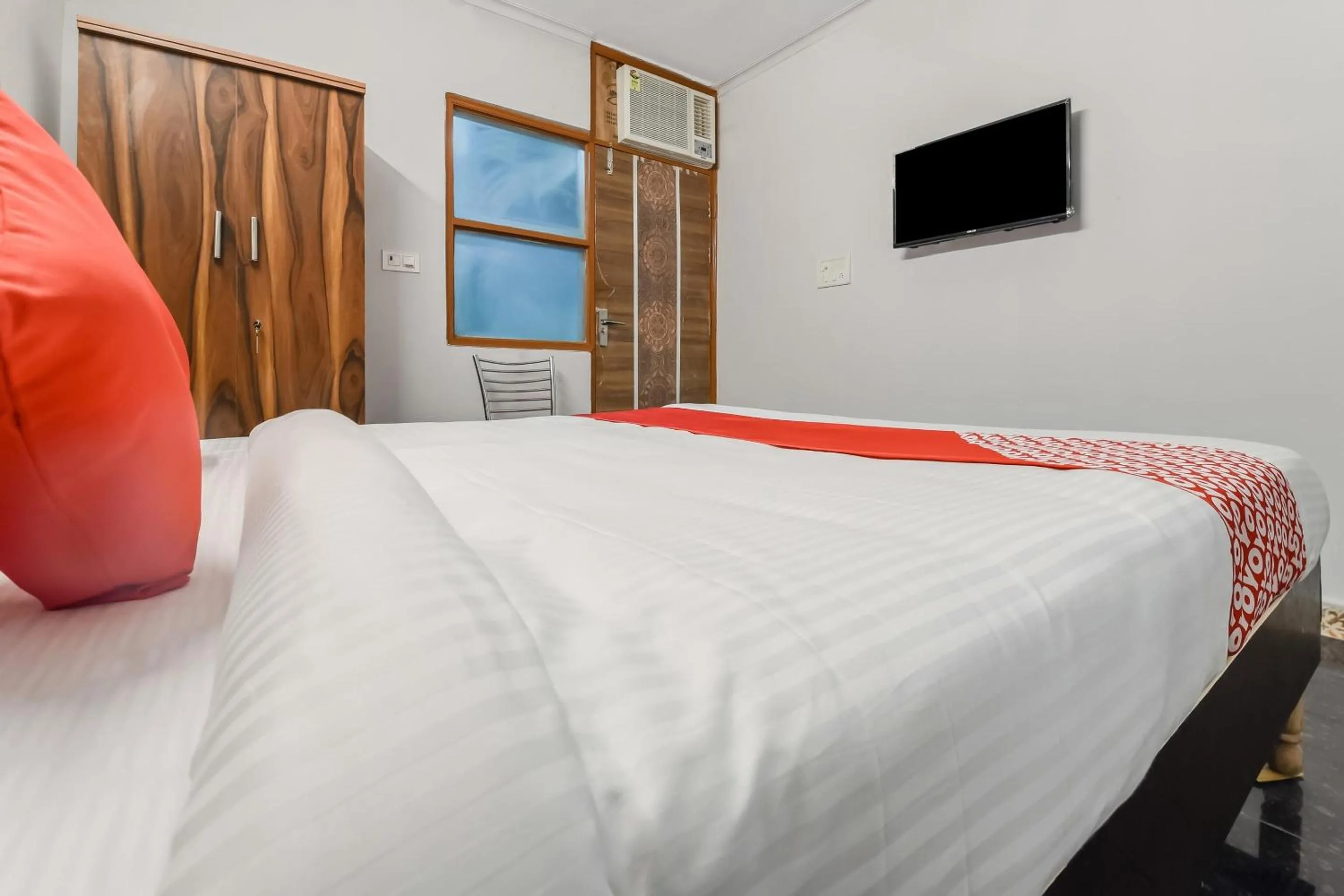 Bedroom, Bed in Hotel O SATGURU RASIDENCY DWARKA MOR