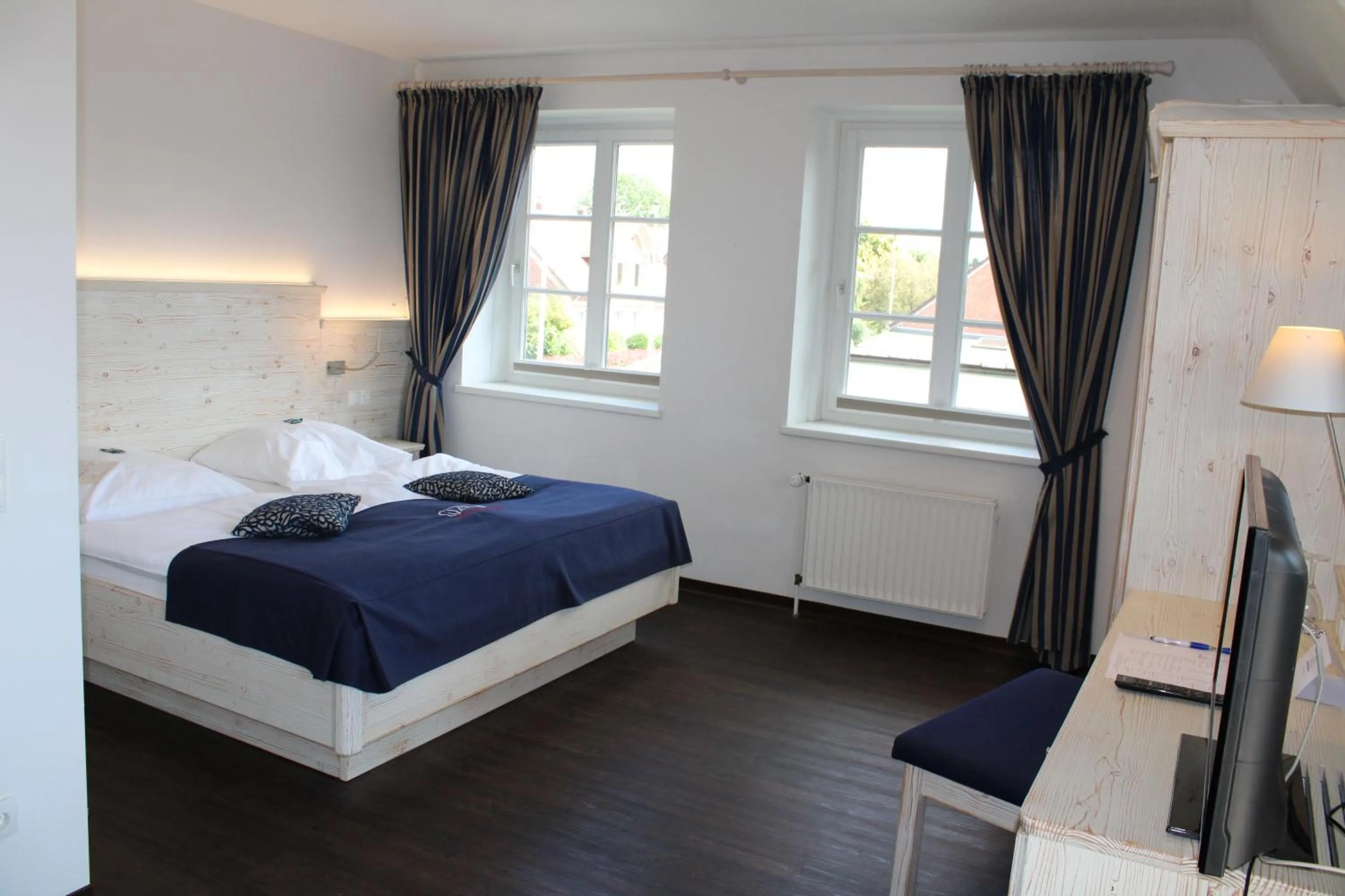 Photo of the whole room, Bed in Hotel Altes Land