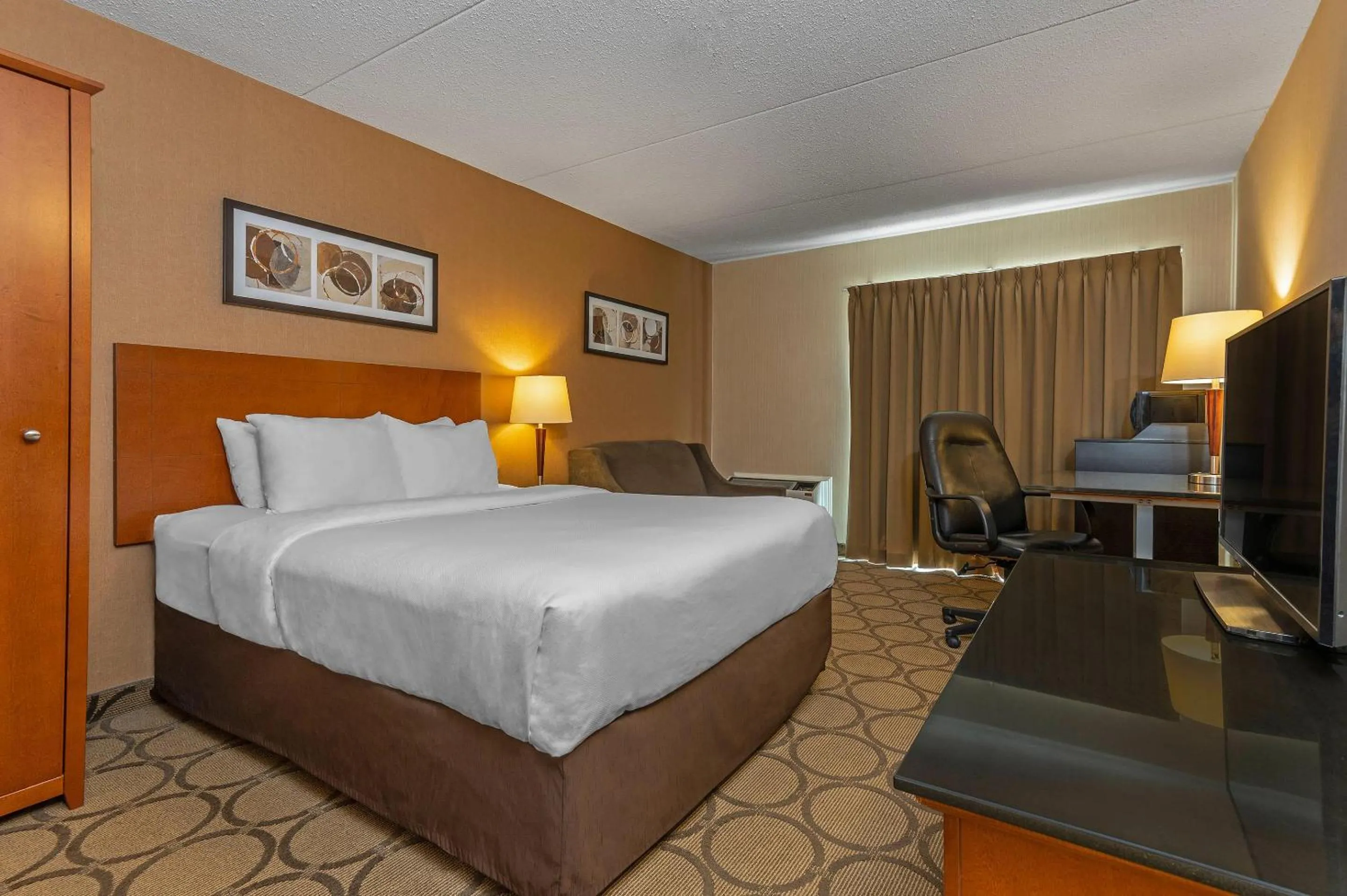 Bedroom, Bed in Comfort Inn West
