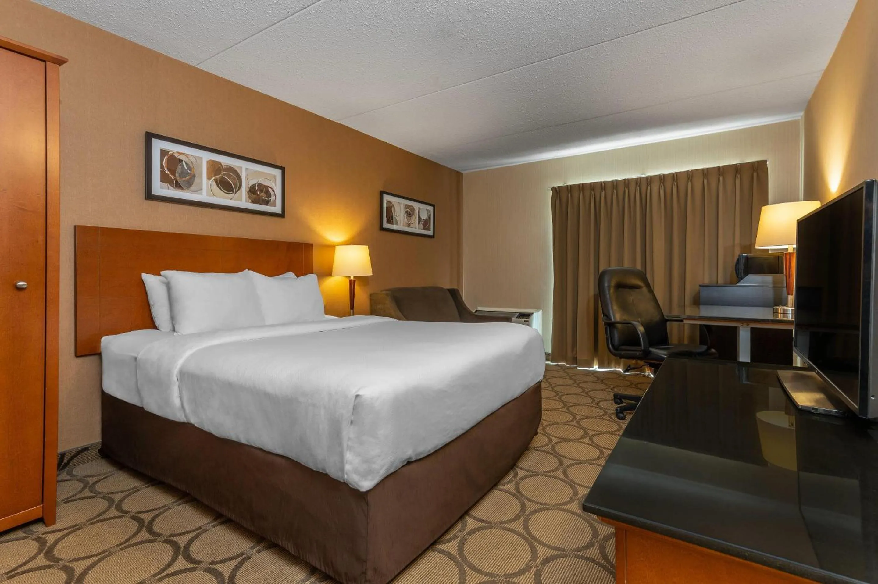 Bedroom, Bed in Comfort Inn West
