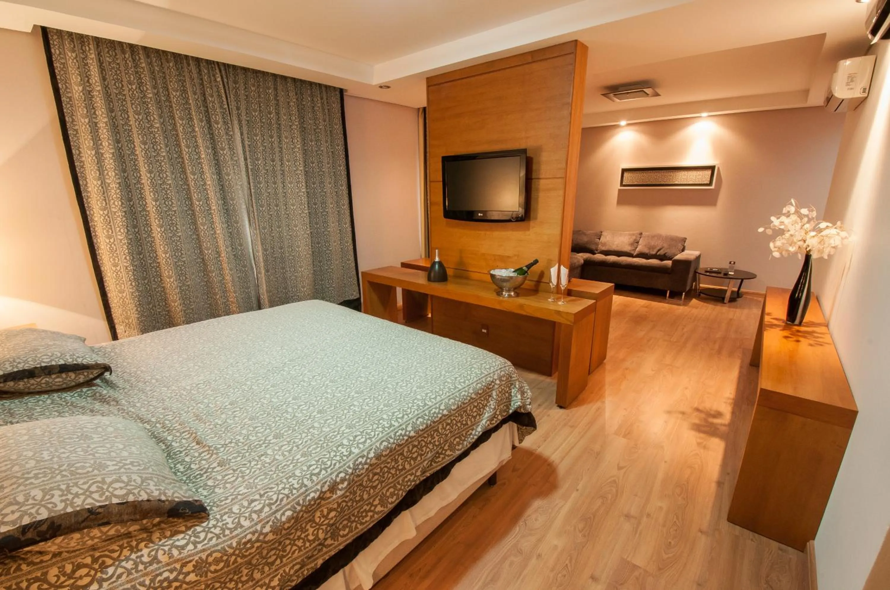 Photo of the whole room, Bed in Jacques Georges Tower