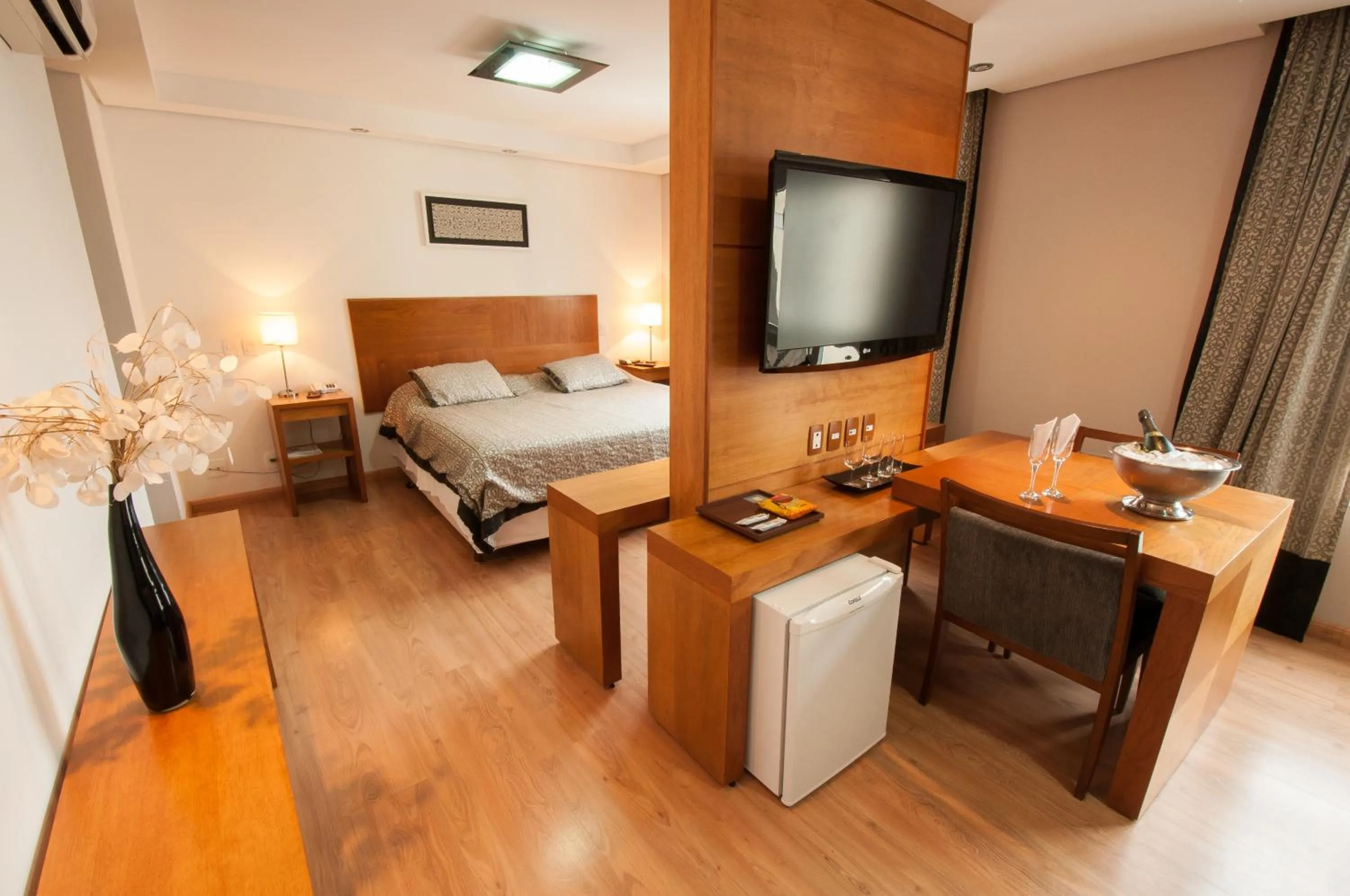 Photo of the whole room, Bed in Jacques Georges Tower