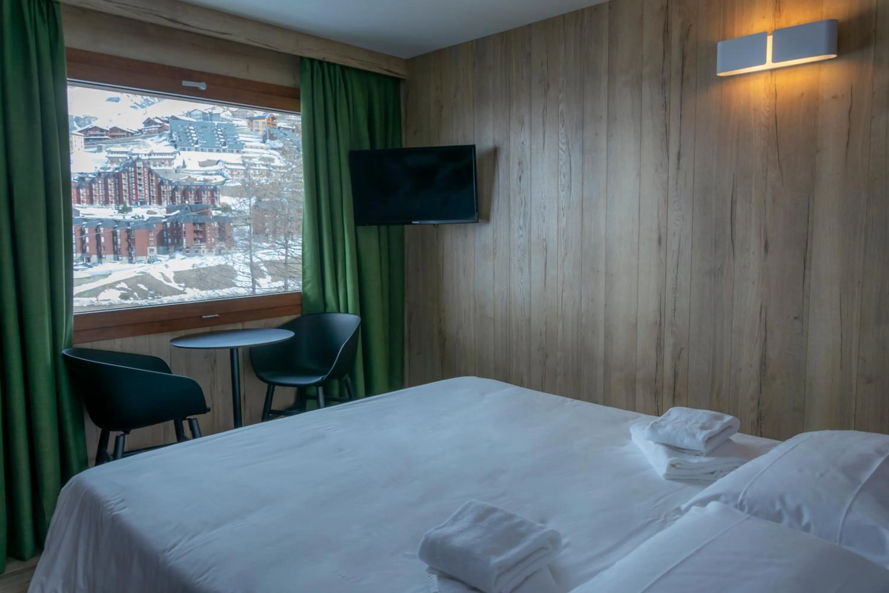 Bedroom, Bed in Hotel Petit Palais