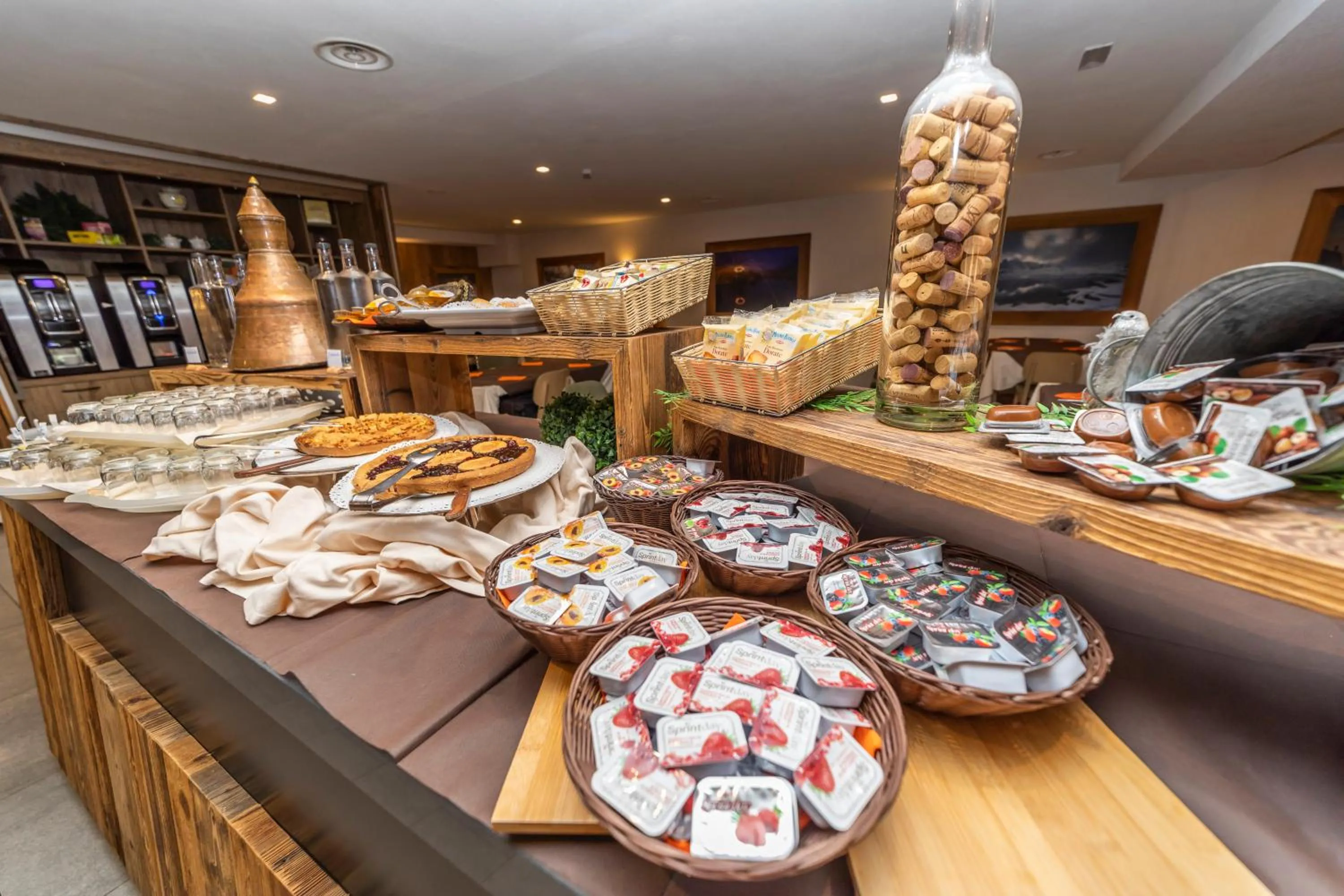 Restaurant/places to eat in Hotel Petit Palais