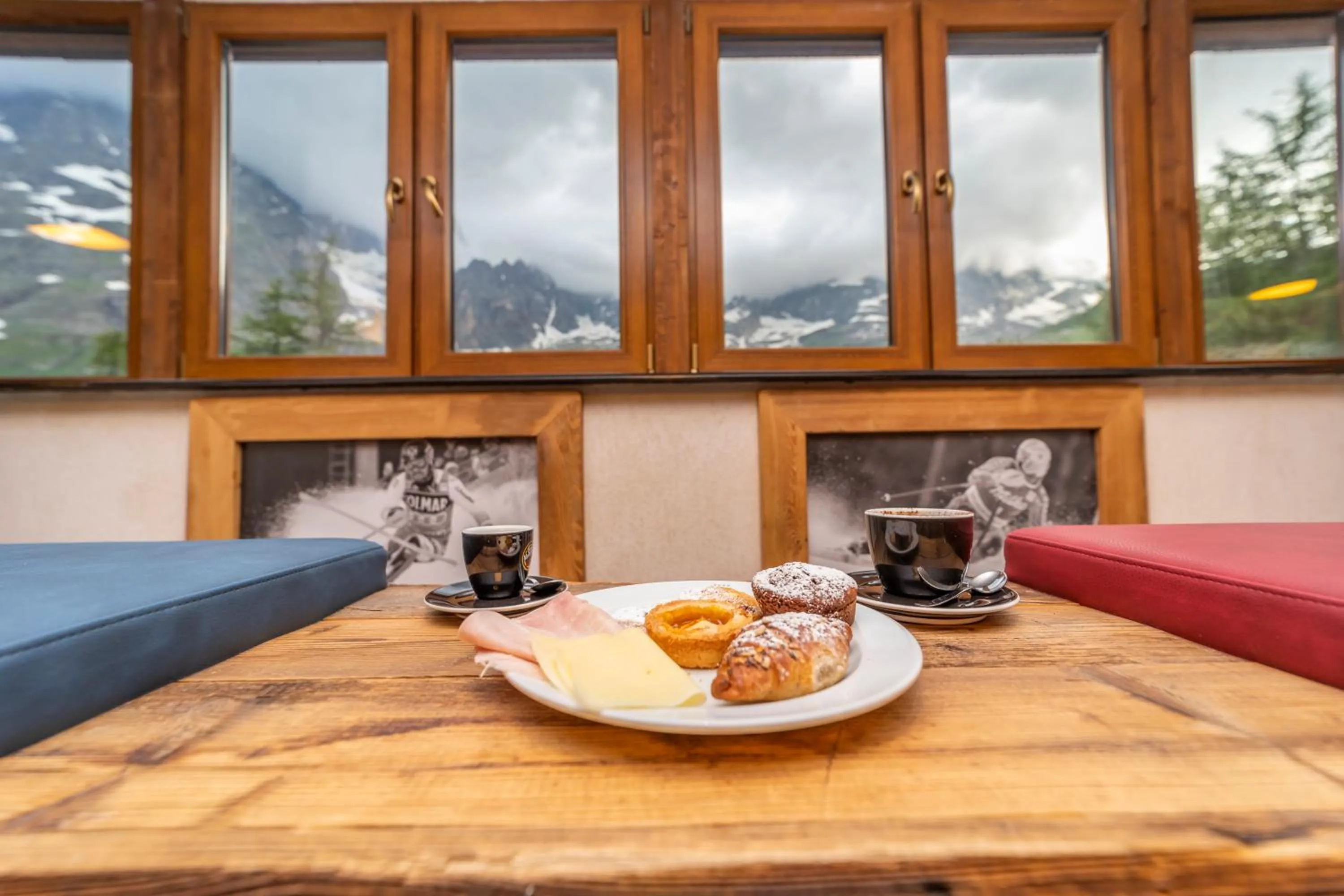 Lounge or bar in Hotel Petit Palais
