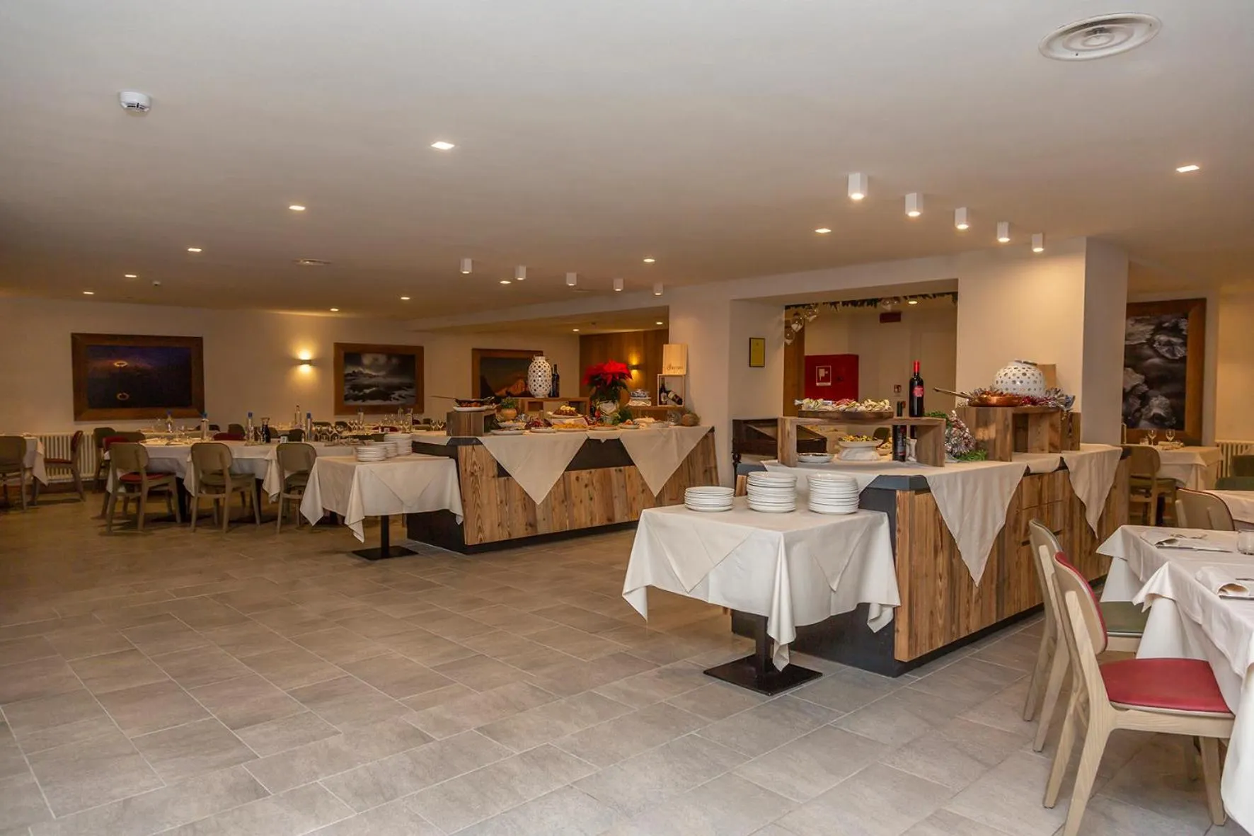 Restaurant/places to eat in Hotel Petit Palais