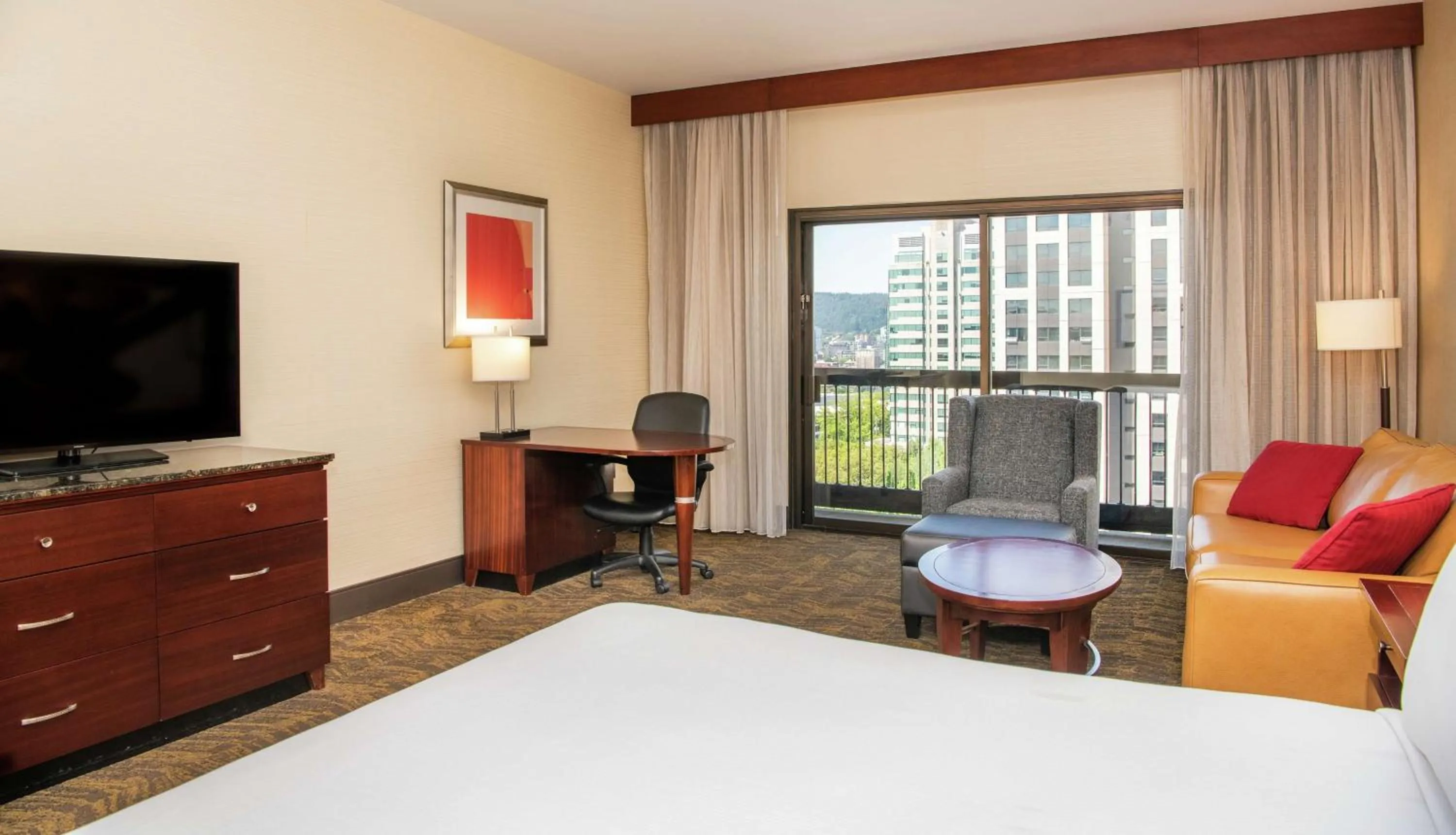 Photo of the whole room, Bed in DoubleTree by Hilton Portland
