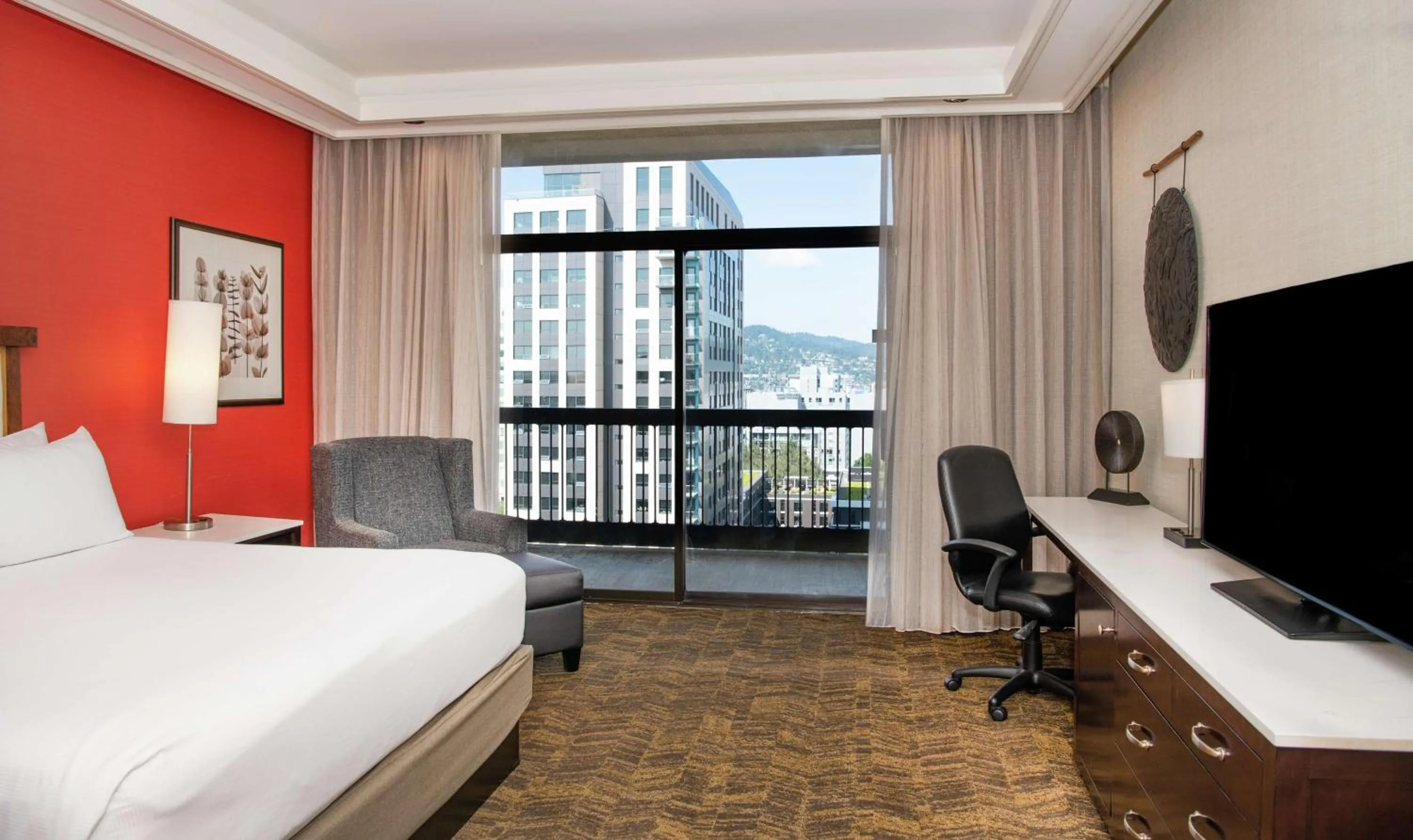 Photo of the whole room, Bed in DoubleTree by Hilton Portland