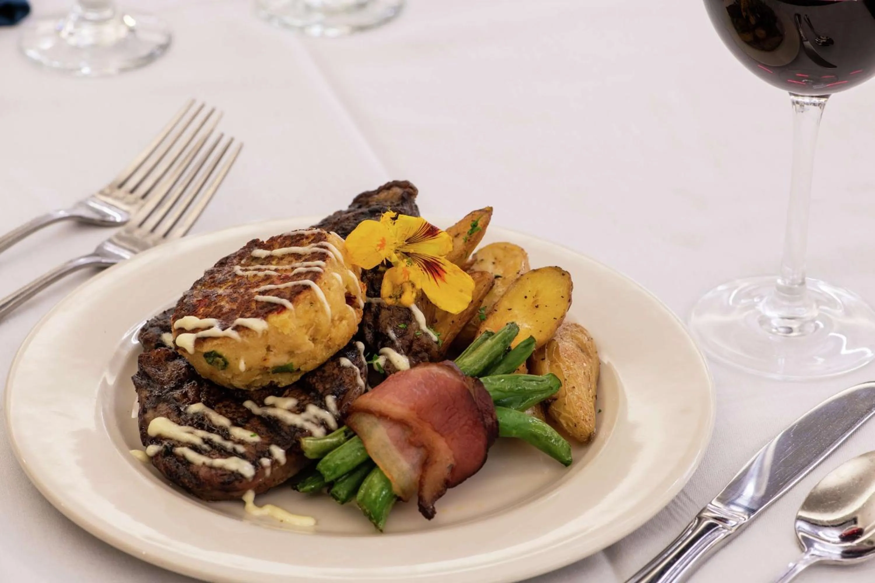 Dining area in DoubleTree by Hilton Portland