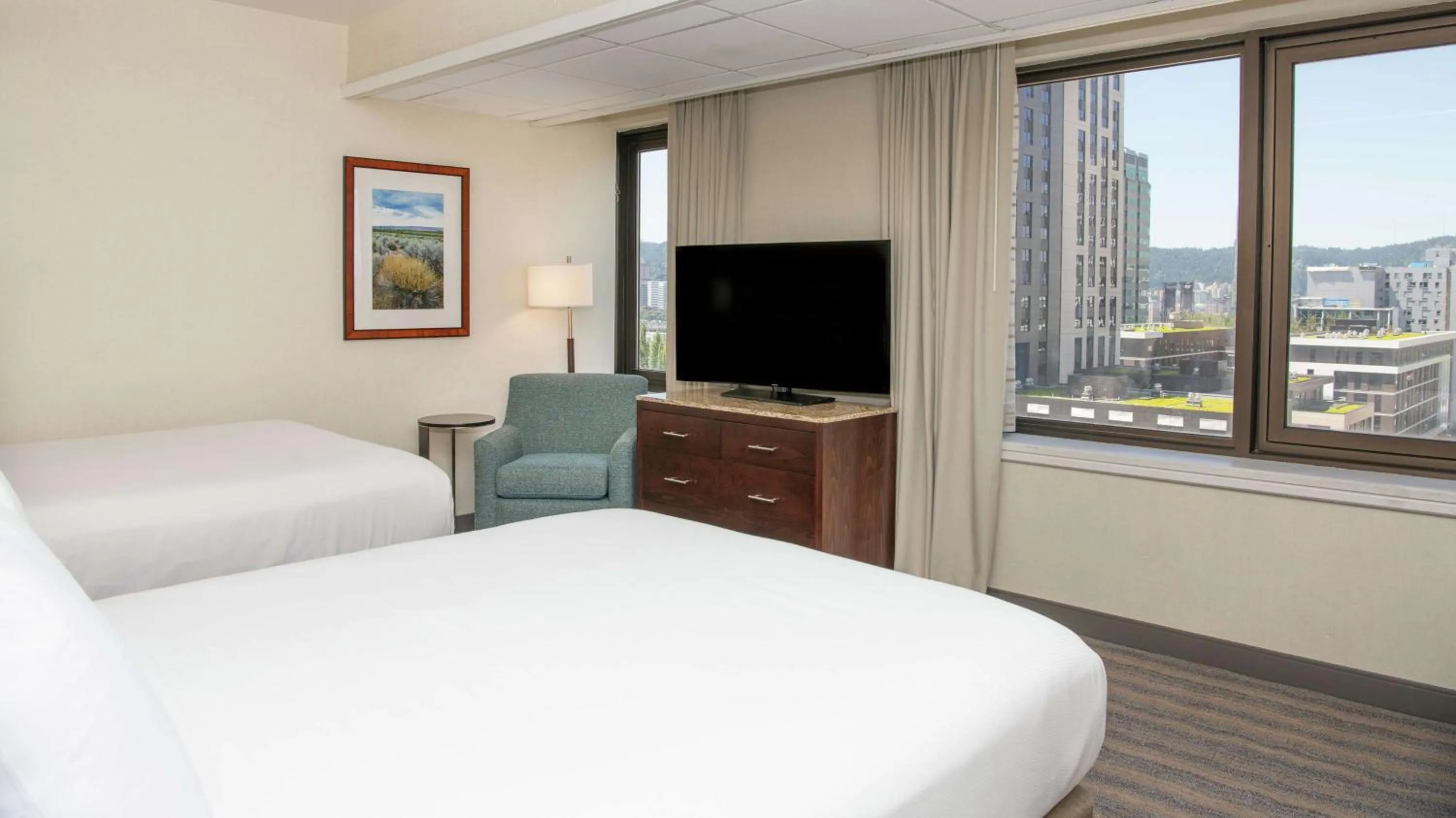 Photo of the whole room, Bed in DoubleTree by Hilton Portland