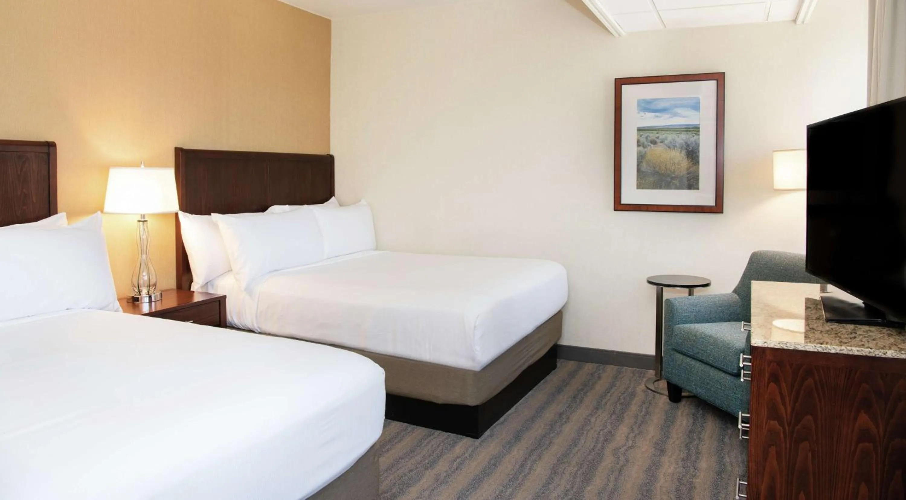 Photo of the whole room, Bed in DoubleTree by Hilton Portland