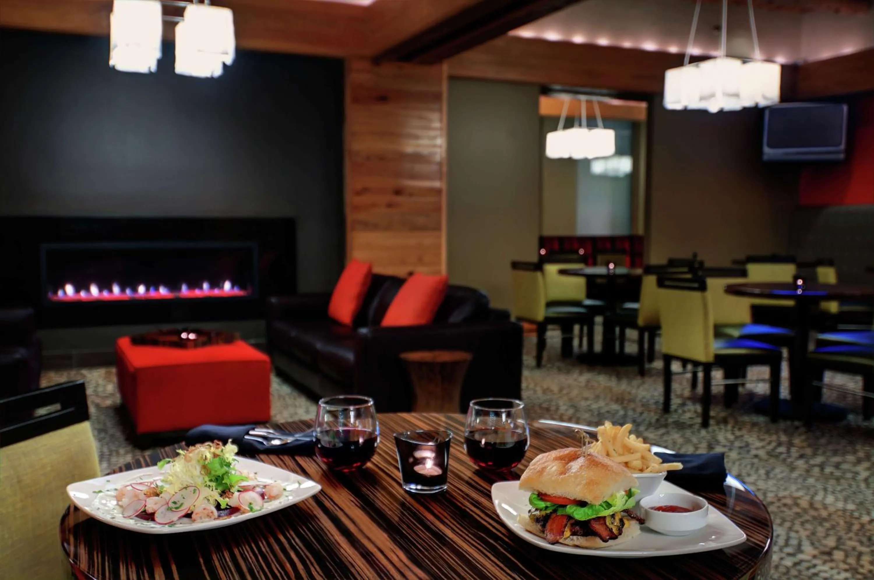 Dining area in DoubleTree by Hilton Portland