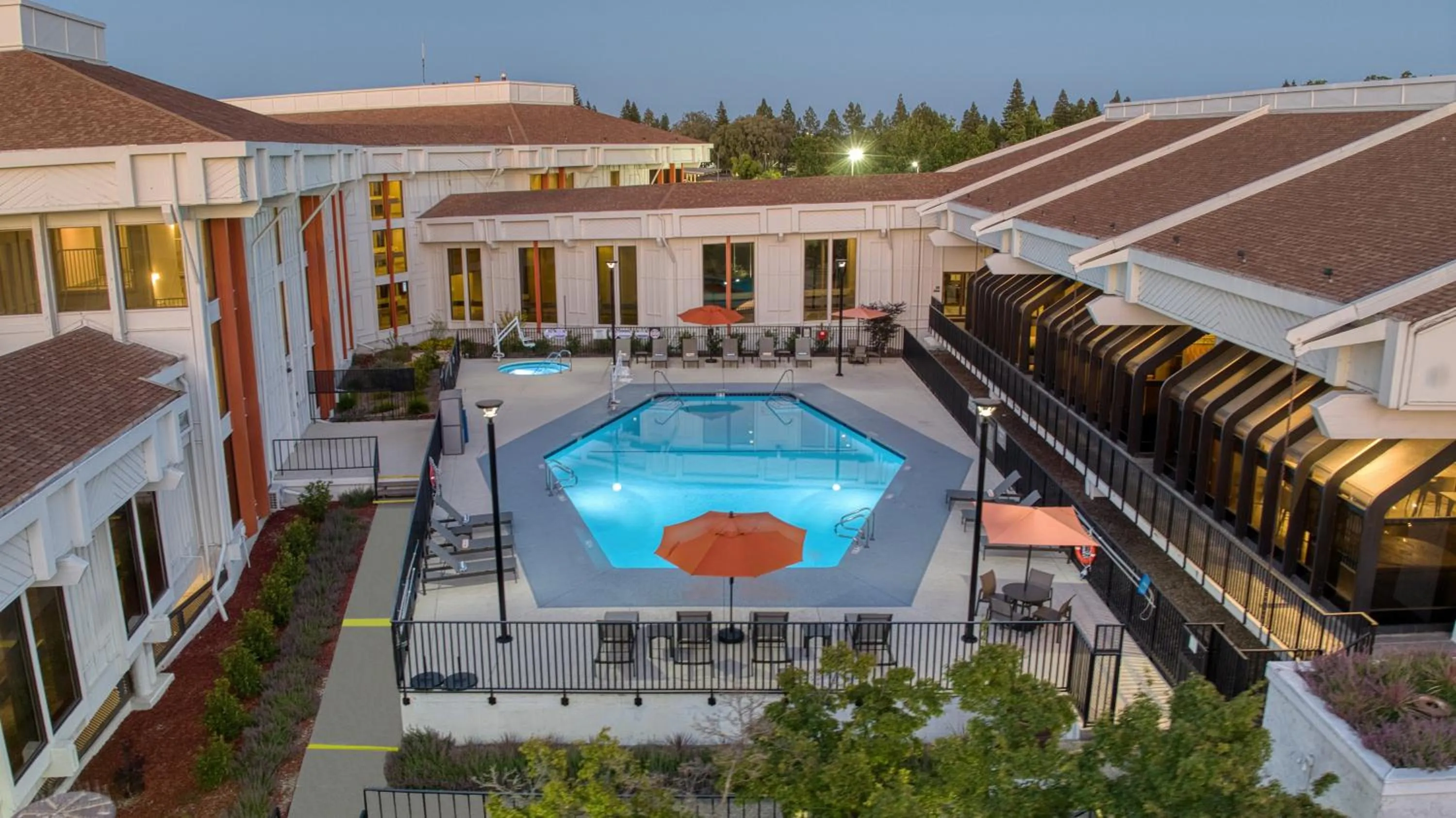 Swimming pool in DoubleTree By Hilton Sacramento