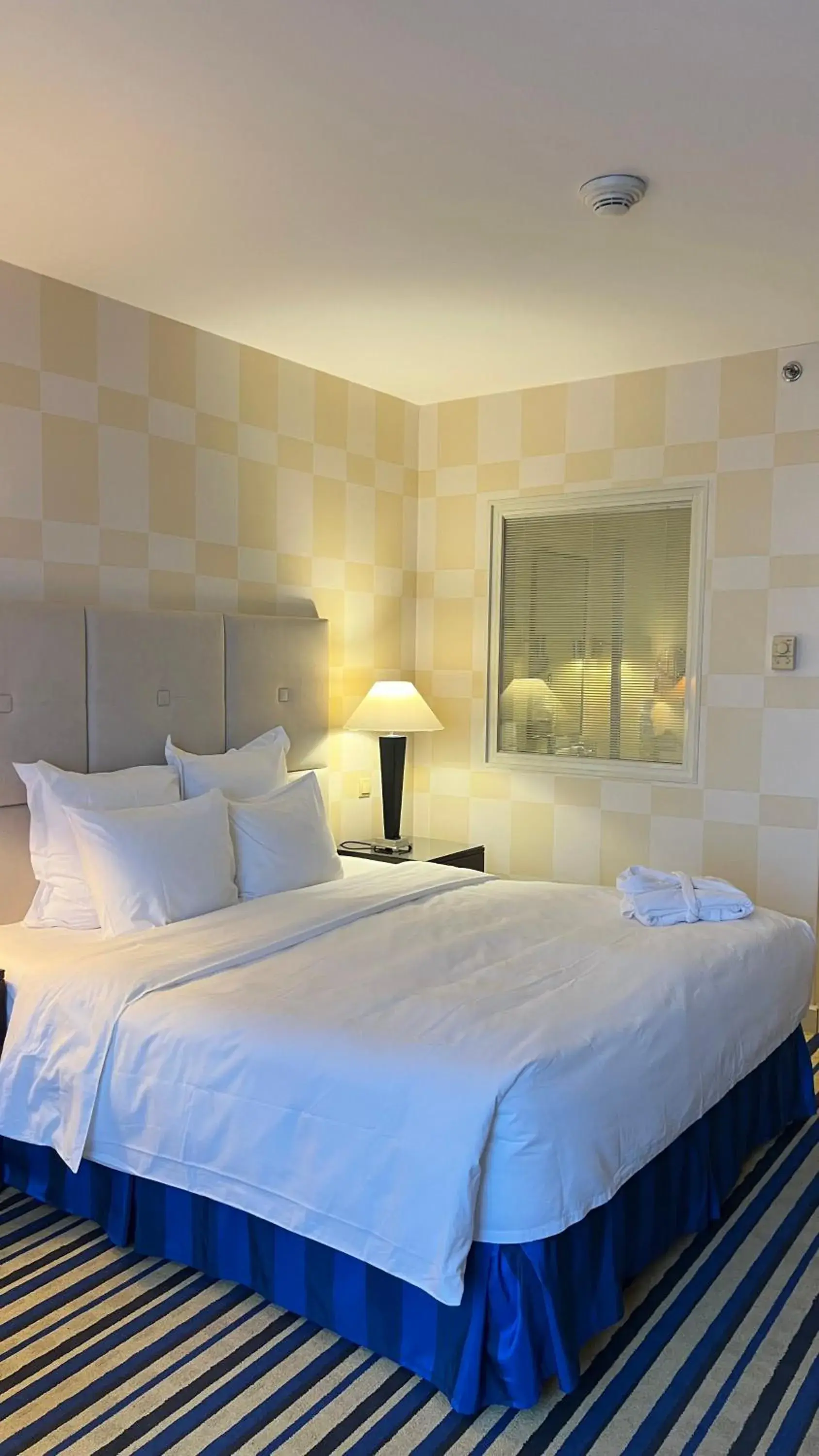 Club Room King bed with Club Lounge Access - single occupancy in Renaissance by Crystall Club Room King bed with Club Lounge Access - single occupancy in Renaissance by Crystall