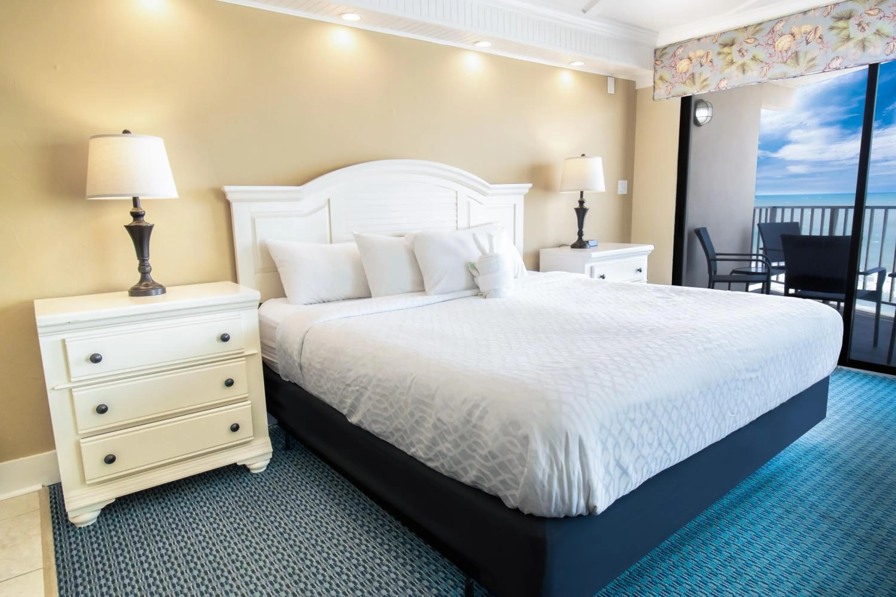 Bed in Oceanfront Litchfield Inn