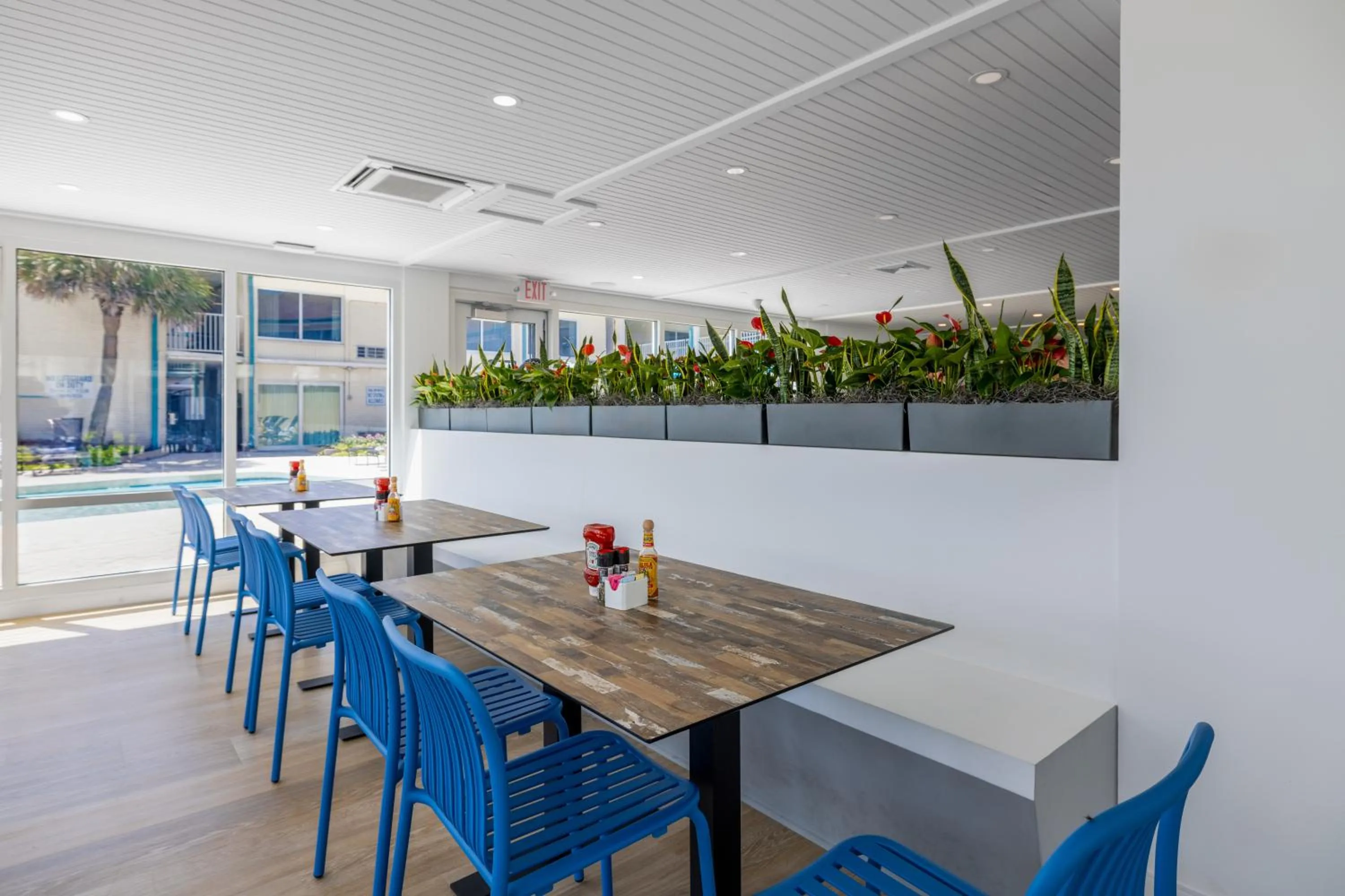 Lounge or bar in Oceanfront Litchfield Inn