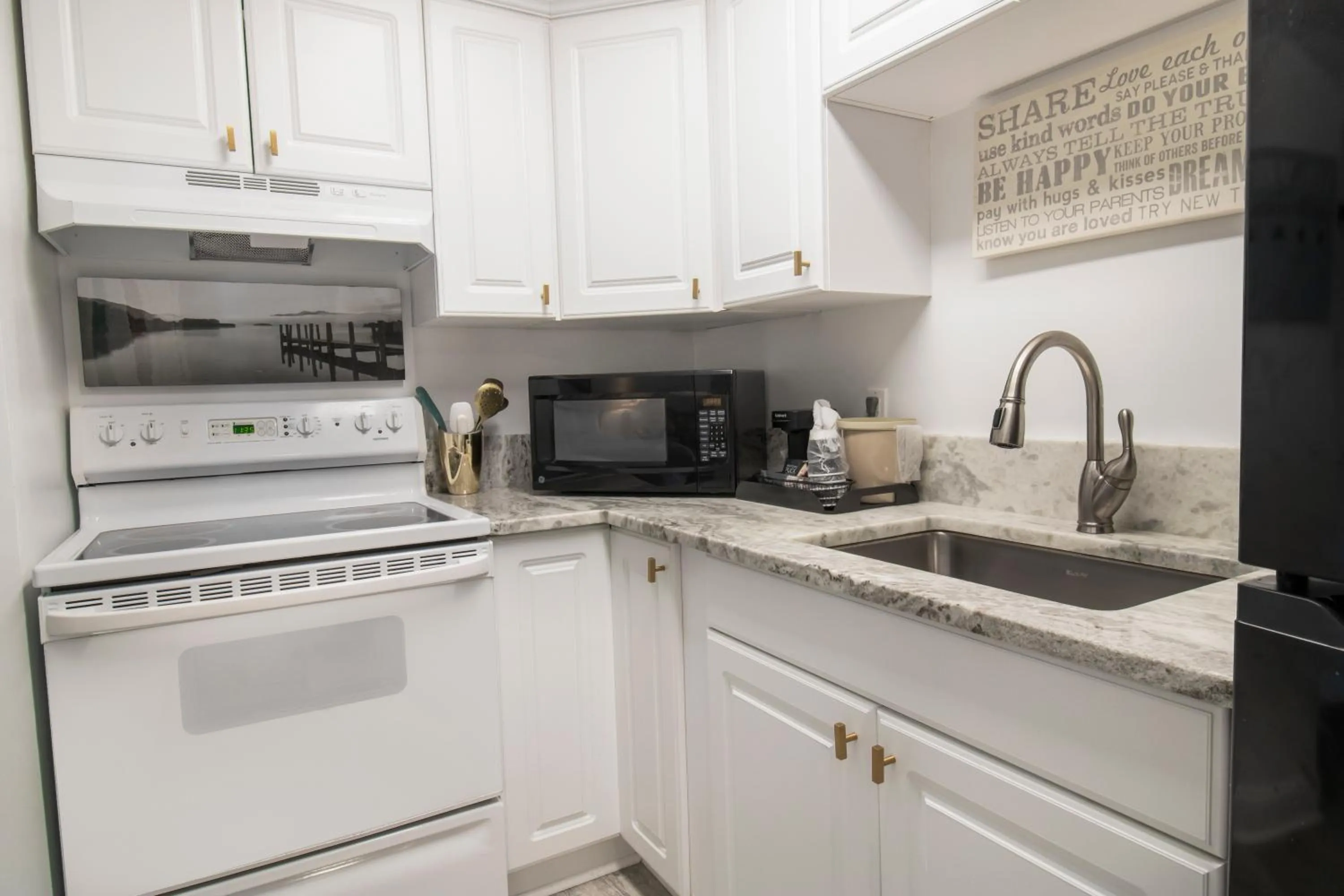 Coffee/tea facilities in Oceanfront Litchfield Inn