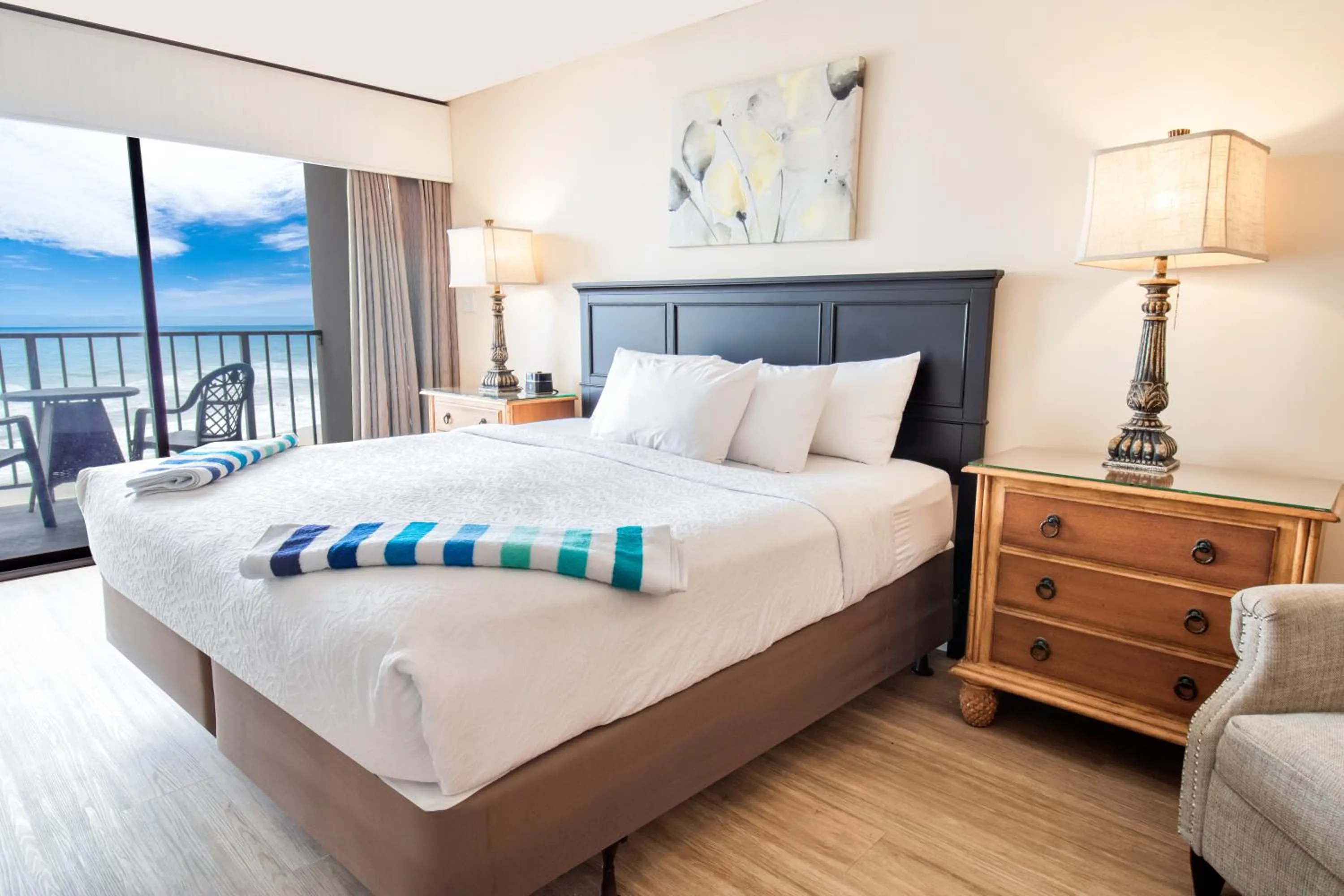 Bed in Oceanfront Litchfield Inn