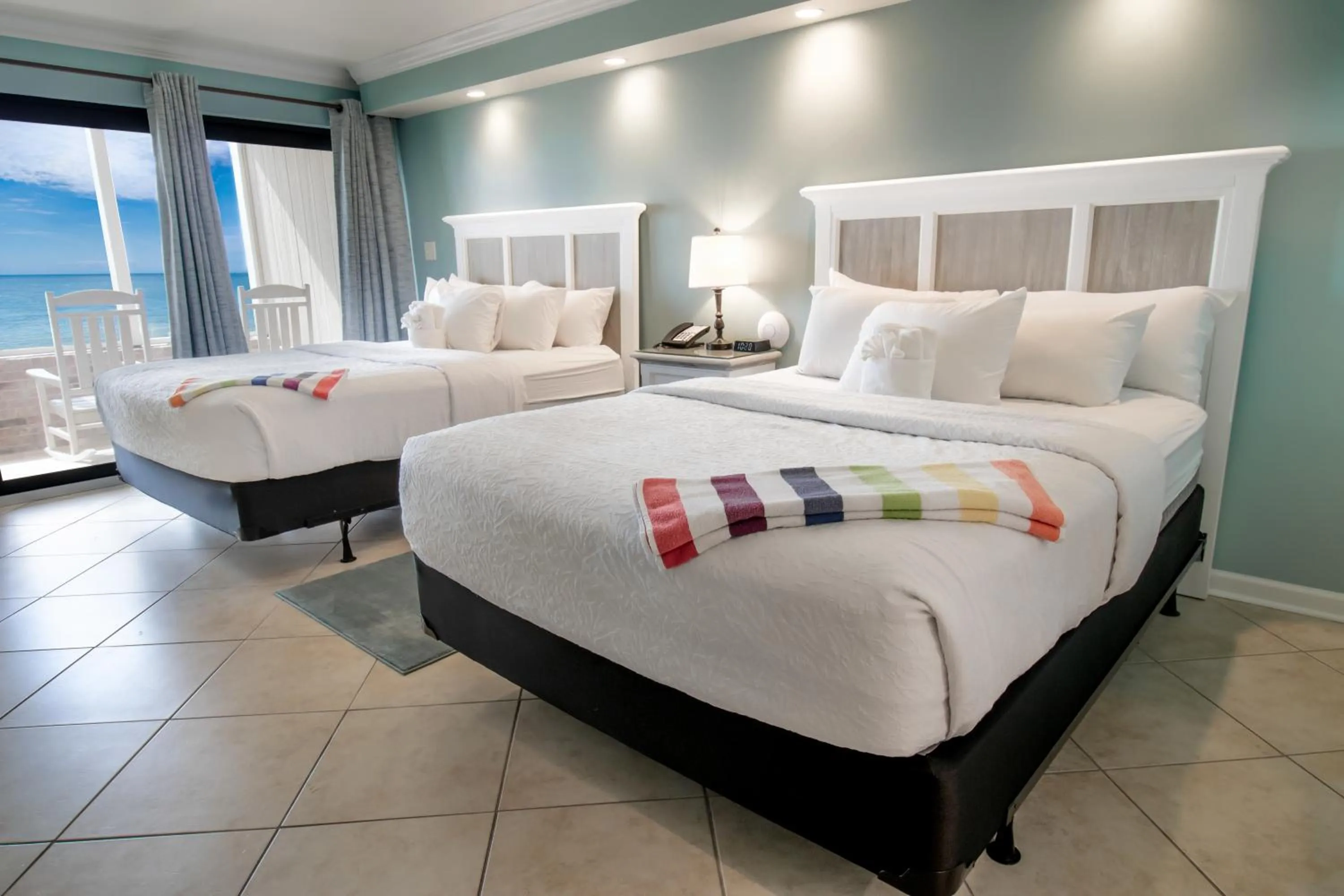 Bed in Oceanfront Litchfield Inn