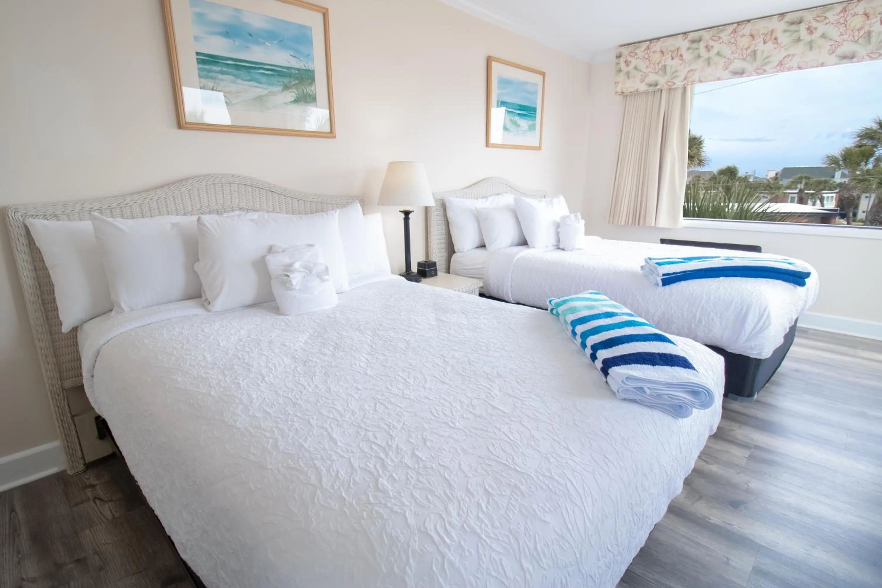 Bed in Oceanfront Litchfield Inn