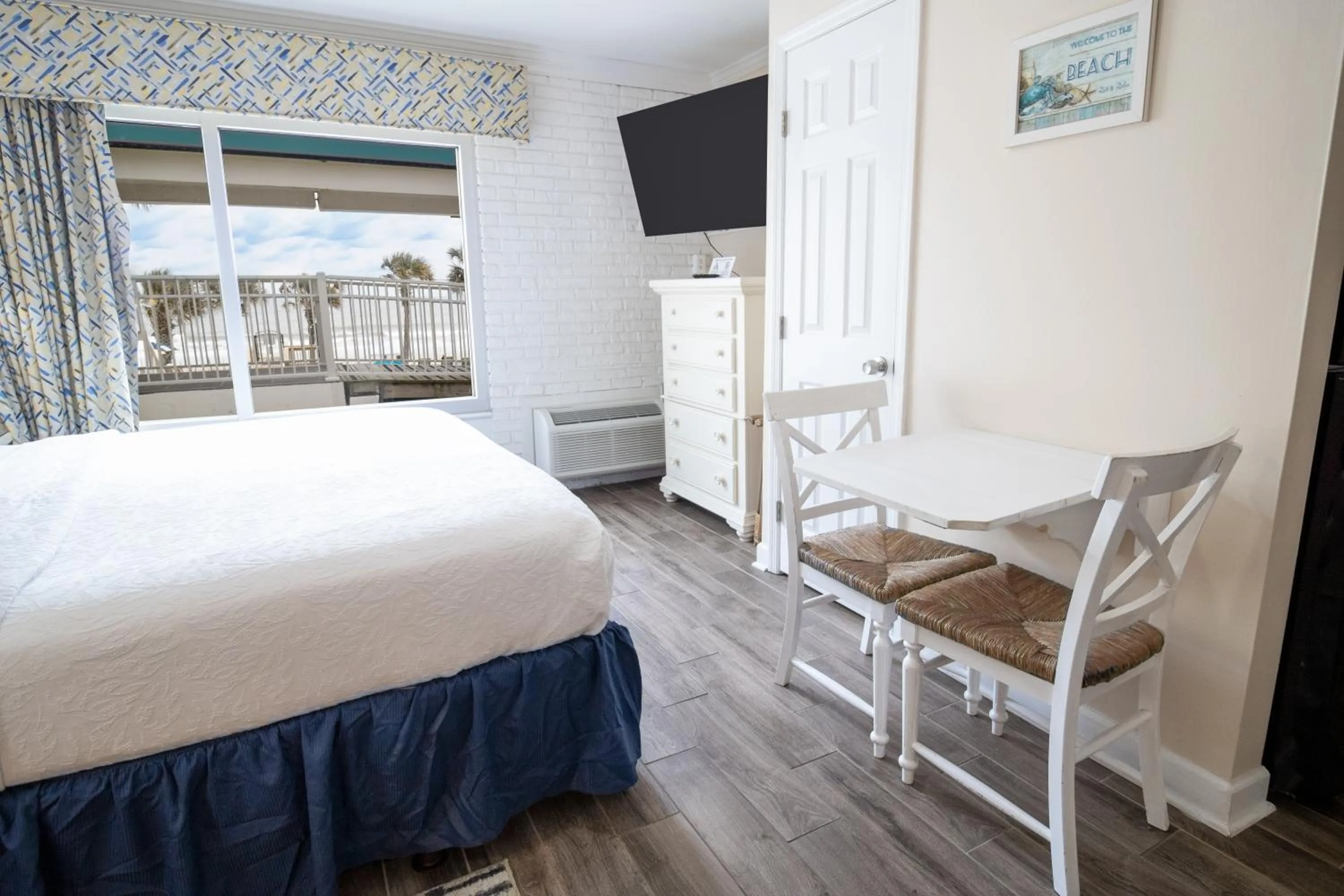 Bedroom, Bed in Oceanfront Litchfield Inn
