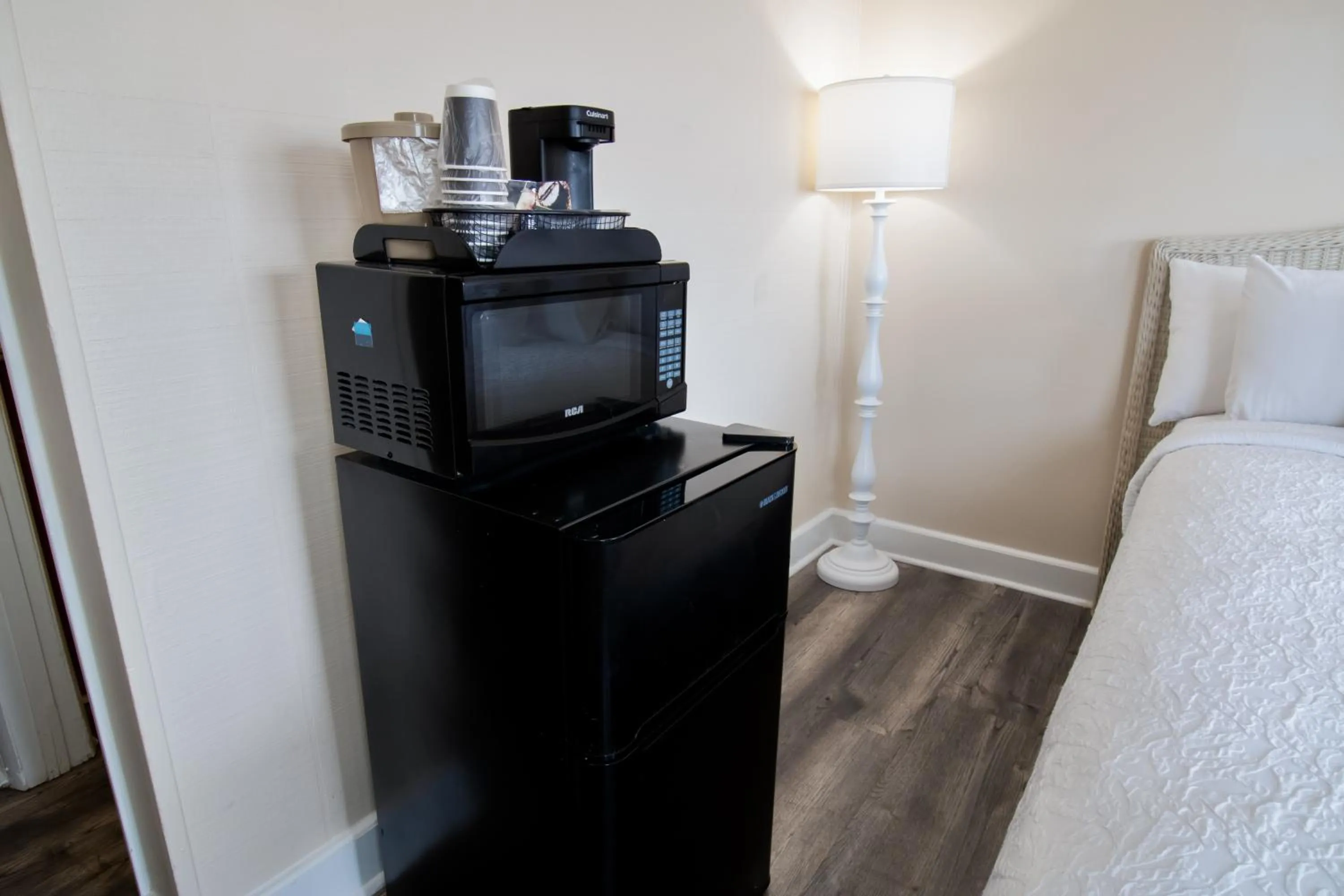 Coffee/tea facilities, Bed in Oceanfront Litchfield Inn